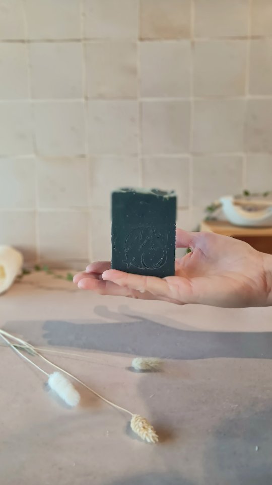 Mais quel gâchis 😱
Tu utilises ton savon seulement pour le lavage des mains?
Dommage car tu peux tout à fait l'utiliser sous la douche ou pour ton visage.
Une formule douce et adaptée fera très bien l'affaire.
Et ce serait dommage de ne pas profiter de ses bienfaits pour toute ta toilette.
Ça tombe bien car le savon de la vidéo est spécialement conçu pour le visage car il est purifiant et détoxifiant (c'est l'Aube 😉).
Tu veux tester?
#savonnerieartisanale #artisanefrançaise #faitmain