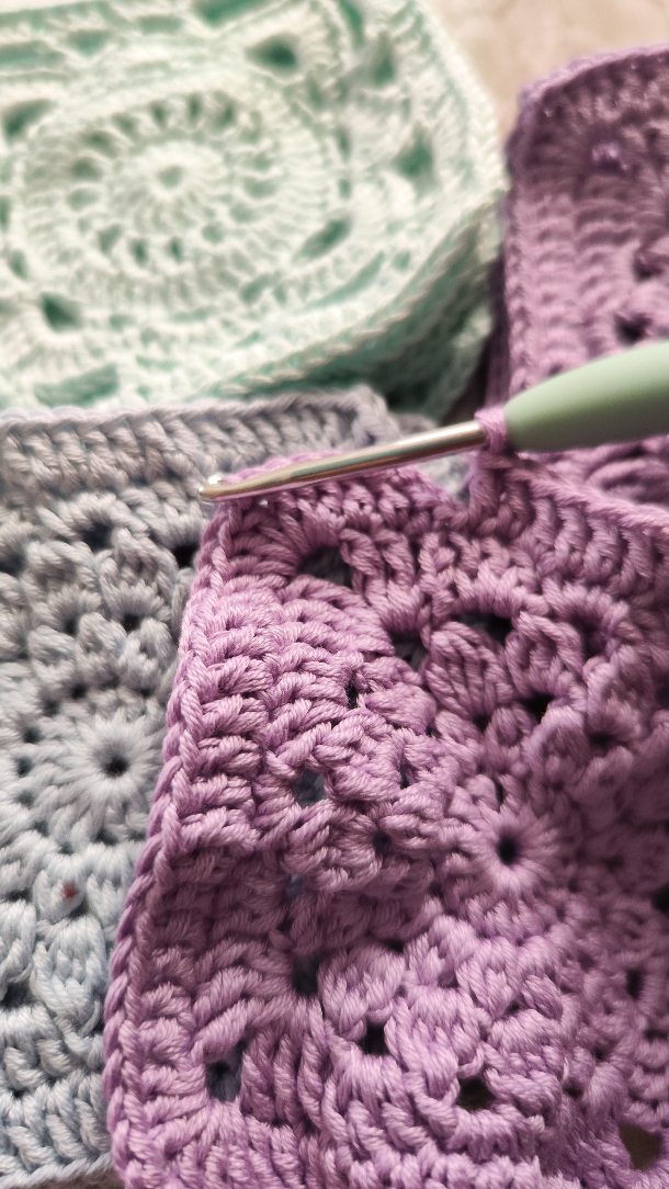 Nouveauté en préparation… ✨
Les premiers carrés granny prennent vie sous mon crochet 💜
J’adore voir chaque maille s’assembler, chaque couleur raconter une petite histoire…
Une création toute en douceur arrive bientôt 🧶
Vous devinez ce que je prépare ? 👀
#crochetaddict #grannysquare #faitmainavecamour #creationartisanale #handmade