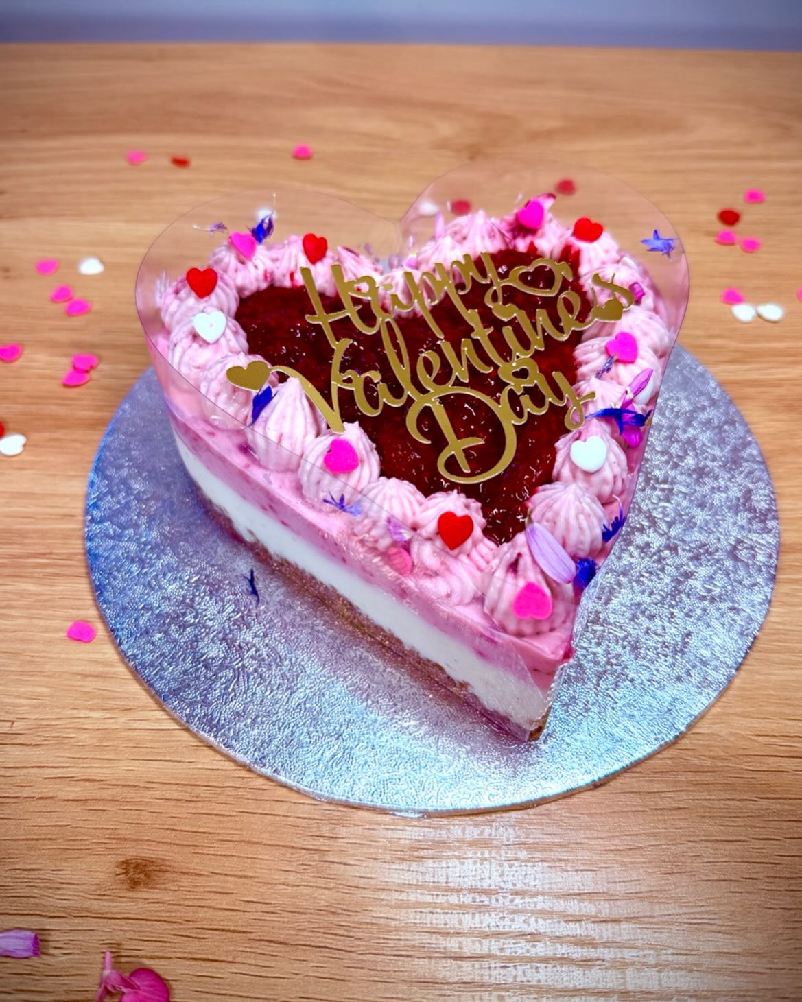 â¤ď¸ Valentineâs Raspberry Cheesecake â¤ď¸
Handcrafted raspberry cheesecake, personalized with a gold topper for that extra special touch â¨
Sweet, romantic, and made with love â the perfect dessert to celebrate Valentineâs Day.
#ValentinesDay #RaspberryCheesecake #PersonalizedCake #MadeWithLove #ArtisanBakery ValentinesDessert