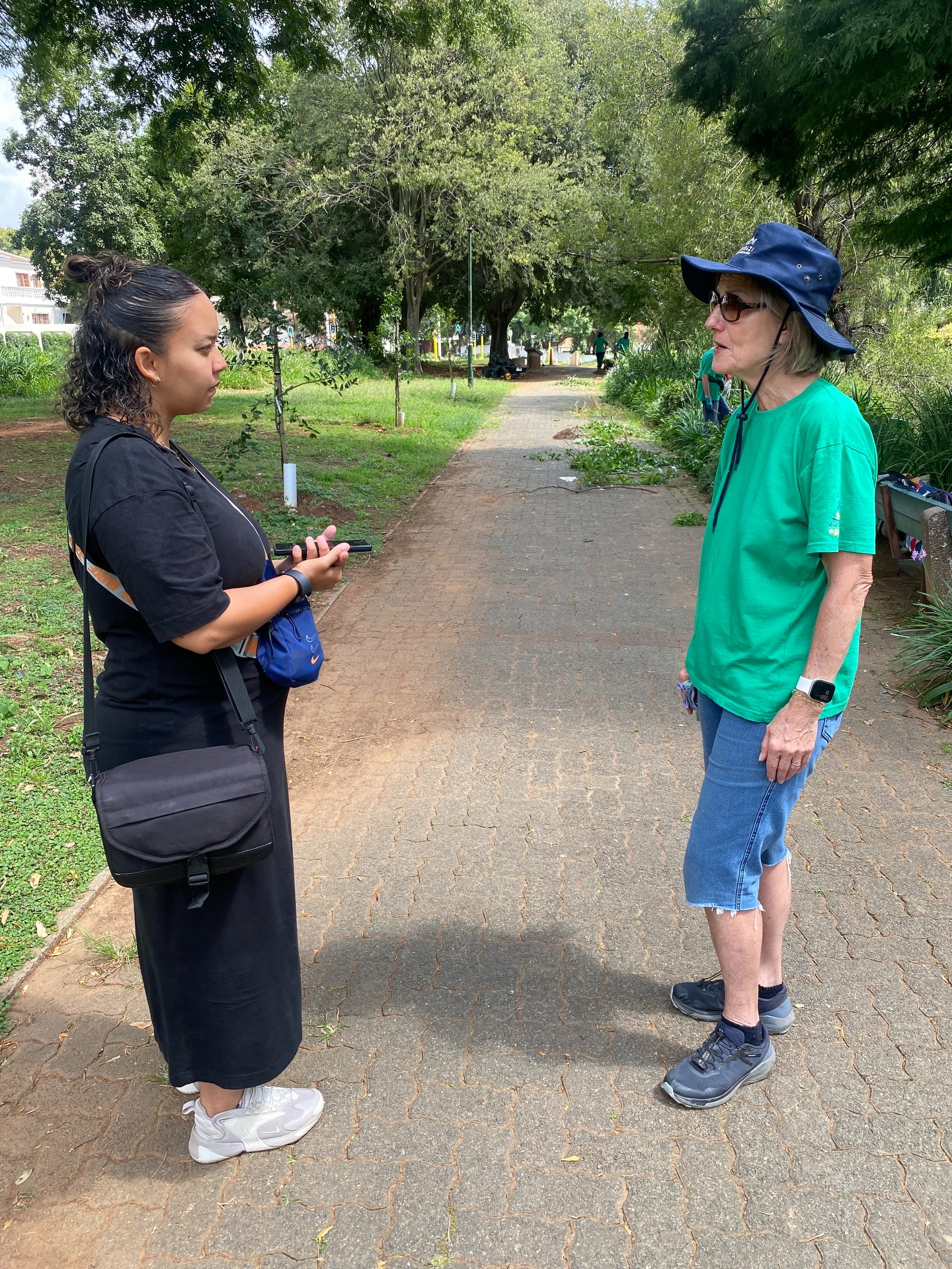 Another productive morning for the Gardening Committee today with a visit from a lovely journalist from @rosebank_killarney_gazette. 🗞️
We discussed both the progress made over the years as well as the challenges we face. Importantly though, we had the opportunity to do a tour of the lake to show, rather than merely tell. 🌺