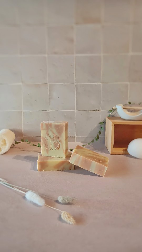 🧼 Il n'attend plus que toi!
- Tu as la peau sensible.
- Tu en as marre des flacons de gel douche.
- Tu ne veux pas passer des heures dans la salle de bain.
Il est tout à fait possible de prendre soin de soi simplement.
Un savon naturel saponifié à froid et c'est bon!
En plus, le savon de la vidéo est spécialement conçu pour les peaux fragiles (c'est le Duo 😉).
Parfois, c'est n'est pas plus compliqué que ça.
#savonnerieartisanale
#artisanefrançaise
#faitmain
