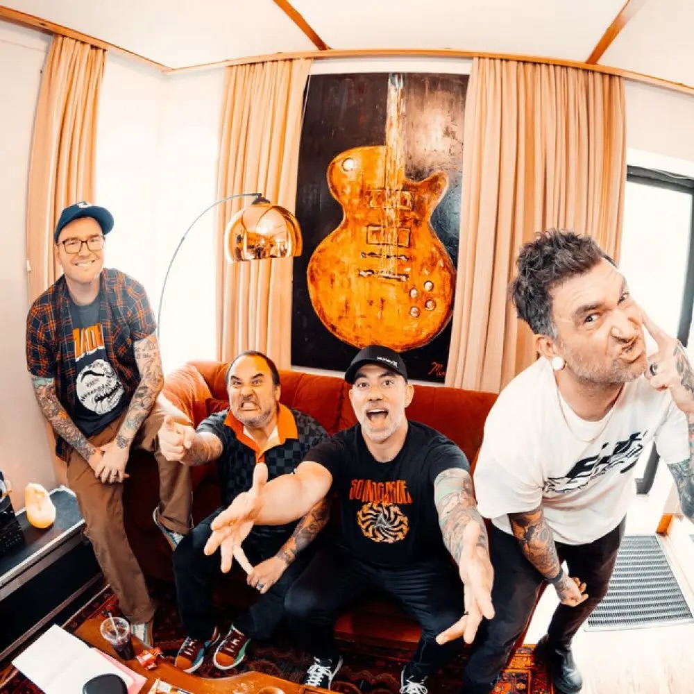 New Found Glory are back with Listen Up! — louder, tighter, and built for movement. ⚡️
After the fragile intimacy of Make The Most Of It, this one hits with sharpened hooks and Steve Evetts muscle. It’s fluorescent youth with scars. It’s vulnerability turned into velocity.
For the forever mosh pit kids juggling real life and old dreams — this one doesn’t pretend everything’s fine. It just reminds you to get back up.
Full review by @annettegeneva.jpeg now live on the site.
#newfoundglory #listenup #popunk #albumreview