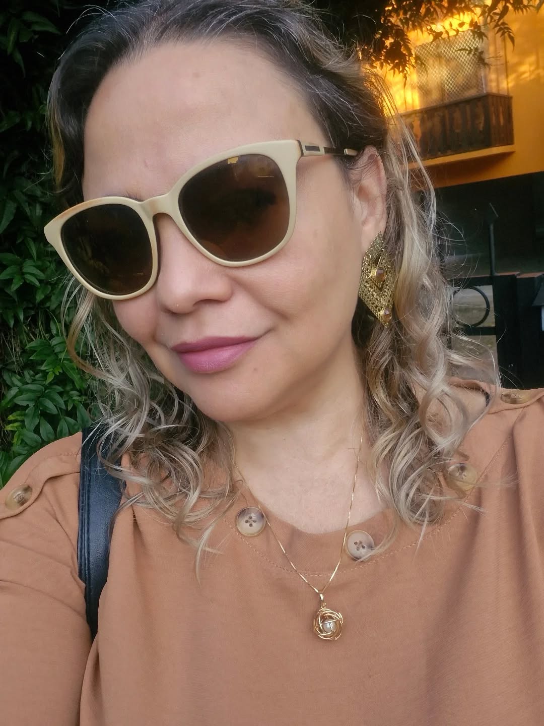 Pronta para mais uma reunião do @bnihortensias
Onde toda semana prático o exercício de uma autoridade silenciosa, onde não grito o que sei fazer, mas deixo meus gestos, meus atos, meu olhar falar por si só.
Quando você tem seu propósito claro, é legítimo, leal aos seus princípios, transparente nos seu olhar de mundo e no que deseja, abraçando suas falhas e potencializando suas forças, o resultado vem naturalmente.
Autoridade de verdade não está sujeita ao ambiente, ela não espera a tempestade perfeita, ela não de preocupa com fatores externos. Por que ela cria seu ambiente, ela cria sua tempestade para dançar nela, ela produz seus próprios fatores, que são fatores e vetores de sucesso.
Não vou ser hipócrita em dizer que é fácil. Nenhum pouco. Por que ter fé é muito dificil, ainda mais quando se trata de fé em nós mesmos.
Abrace quem você é. Viva a sua realidade, crie suas oportunidades mostrando para o mundo que dores você cura, que problemas você resolve, o que te torna diferente e especial, que olhar você tem sobre o problema, que isso vai te destacar, mostrando que você é único no seu modo de fazer.
Viva você com paixão. Cada pedacinho de você. E se precisar de ajuda para afiar esse olhar, entender mais de si e apurar essa força interna que eu sei que você tem. Fala comigo. Vai ser um prazer te acolher.
😉
#Autoridade #DietaDaAutoridade #EuMeAmo #EuAmoOQueFaço #AcreditoEmMim