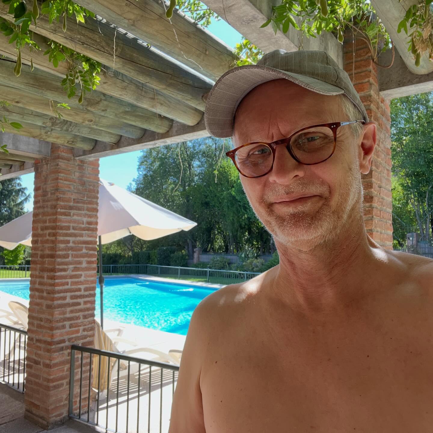 Es ist herrlich warmes Wetter hier. Ich geniesse es sehr! Letzten Sonntag traf ich noch einmal Kurt Gysel und seine Frau Birgit im und nach dem Gottesdienst. Am Montag hatten wir bei meinem Bruder Geschwistertreffen. Und am Dienstag habe ich noch einmal im Kunsthabdwerkerdorf Los Domínicos nach Geschenken gesucht. Am Nachmittag ging es dann mit meiner Mutter zum Zahnarzt. Ein Abenteuer. Aber alles ging gut … #ccaatsantiago2026 #familienbesuchchile #iglesialuteranasantiago #pueblitoartesanallosdominicos