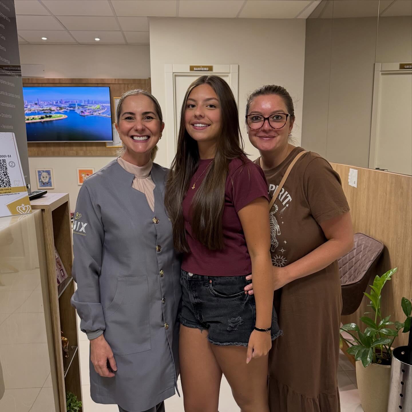 Fim de tratamento de uma paciente muito especial ✨
Foram 11 meses de tratamento com alinhadores associados a mini-implantes, e o resultado não poderia me deixar mais feliz. Esse sorrisão é a prova de que planejamento cuidadoso e colaboração fazem toda a diferença. 😁
Sou muito grata por ter acompanhado esse caso e, principalmente, por contar com uma paciente tão disciplinada e uma mãe tão participativa, que confiaram no meu planejamento durante todo o processo.
Ortodontia é técnica, mas também é confiança. 💙