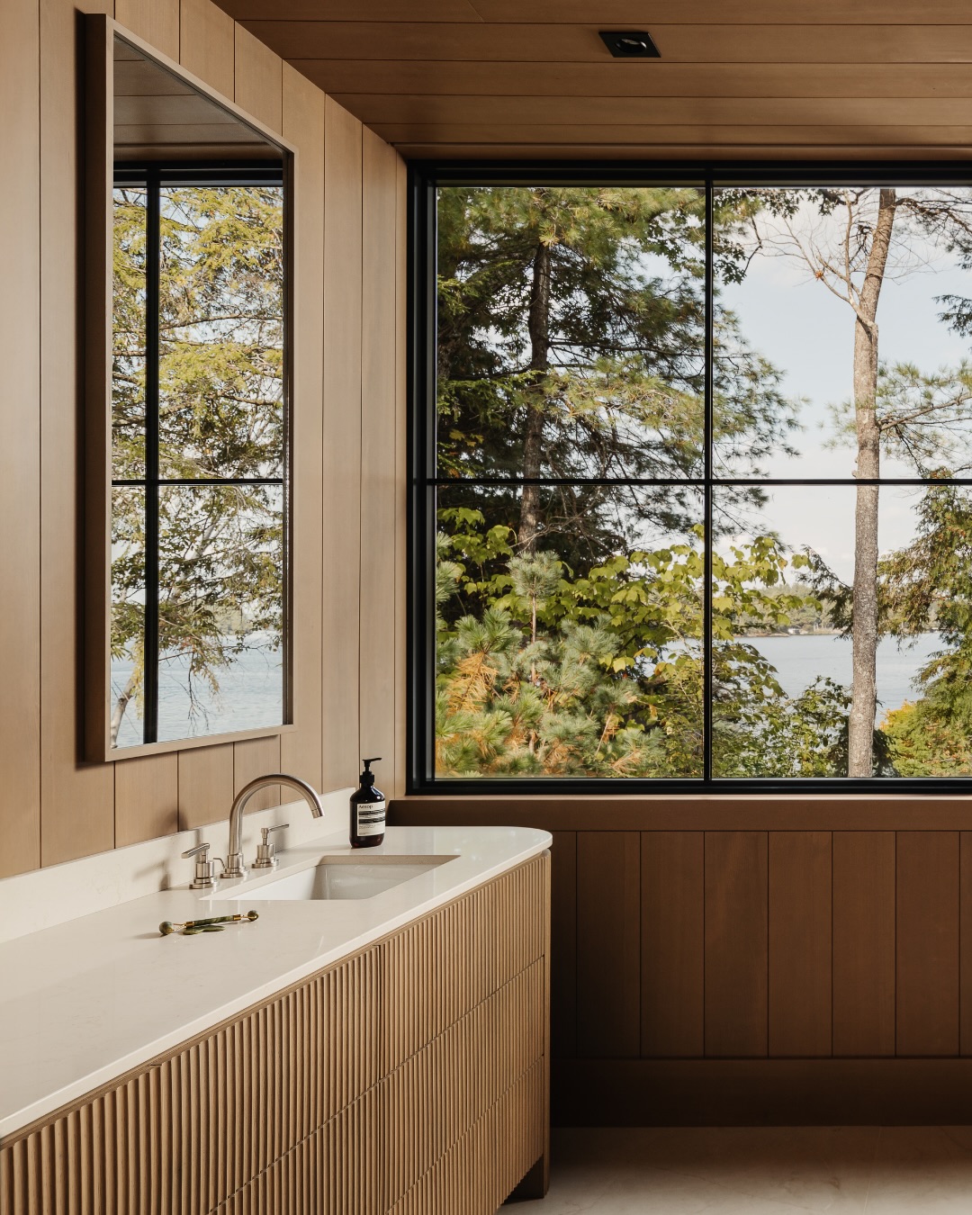 waking up in muskoka.
photography: @thestudiorh / @anna.derzhanovska
styling: @thestudiorh
commissioned by: @muskokalumber
build: @northpoint.customhomes