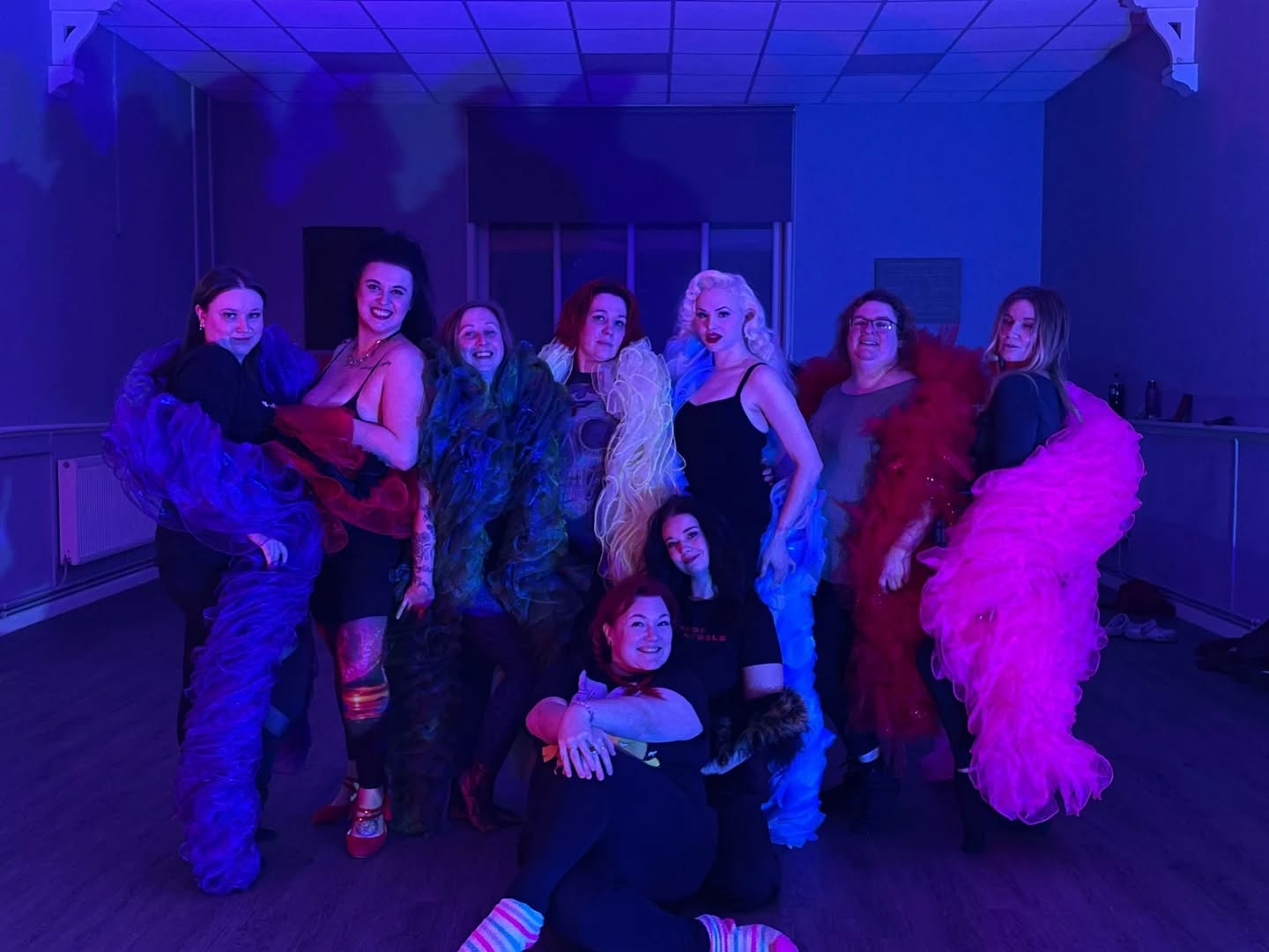 Troupe Formations and Boa Play last night with the @schoolofburly and what a lovely bunch of coconuts they all are!!
Tonight we are back in my studio 💃 and I'll be teaching my Troupe Formations and Switchcraft Workshops tomorrow near Blackpool ✨🖤
#BurlesqueWorkshop #LearnBurlesque #BurlesqueTroupes #BoaPlay #TightAsA ...