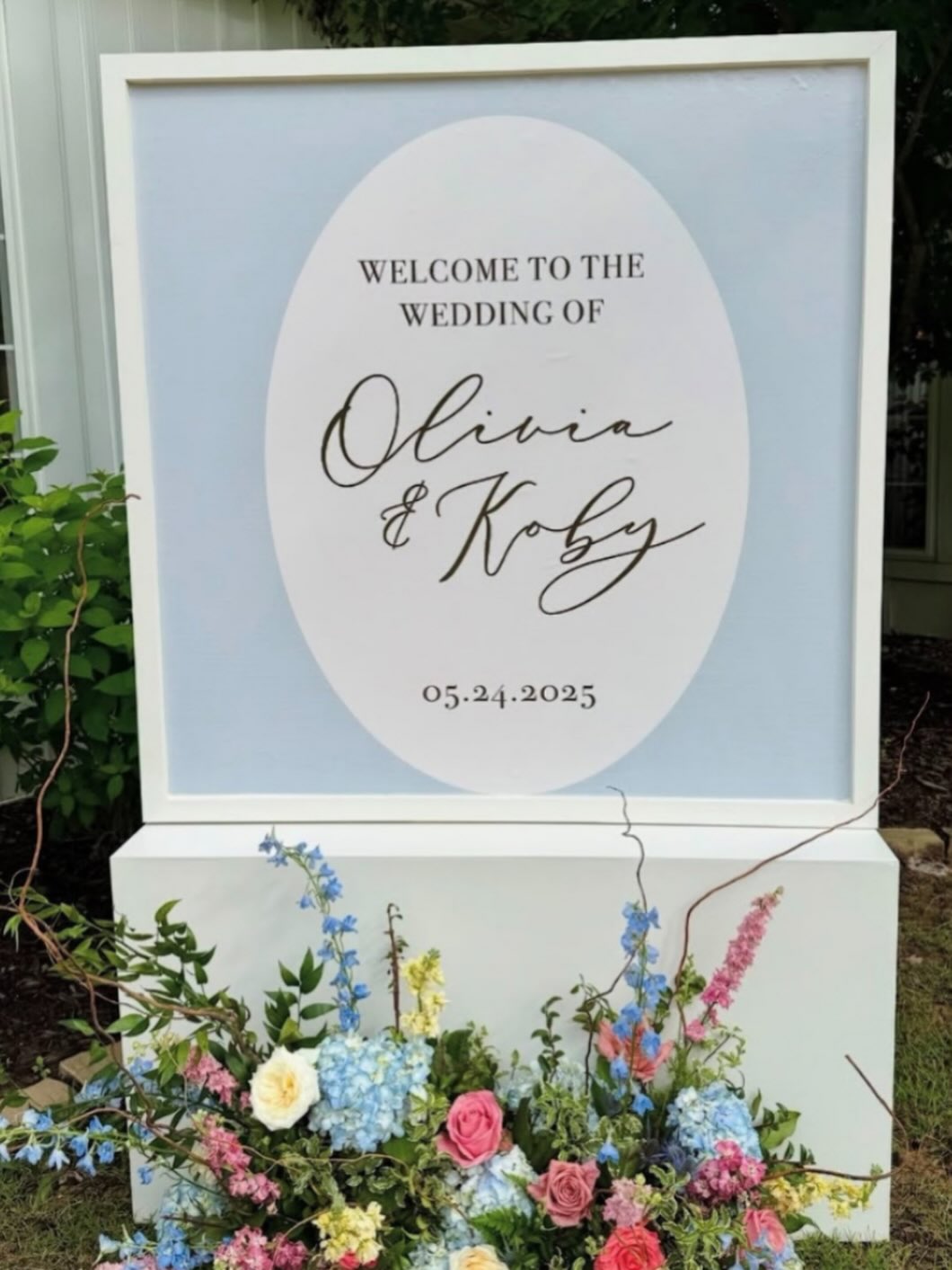 A welcome sign is a beautiful way to introduce the style and story of your big day!
VENDORS:
Planning + Design: @gretchenlarkanevents
Production Design: @cae_lr
Floral Design: @silksabloom
Photography: @thehowards.weddings
Venue: @thegrandeurhouse