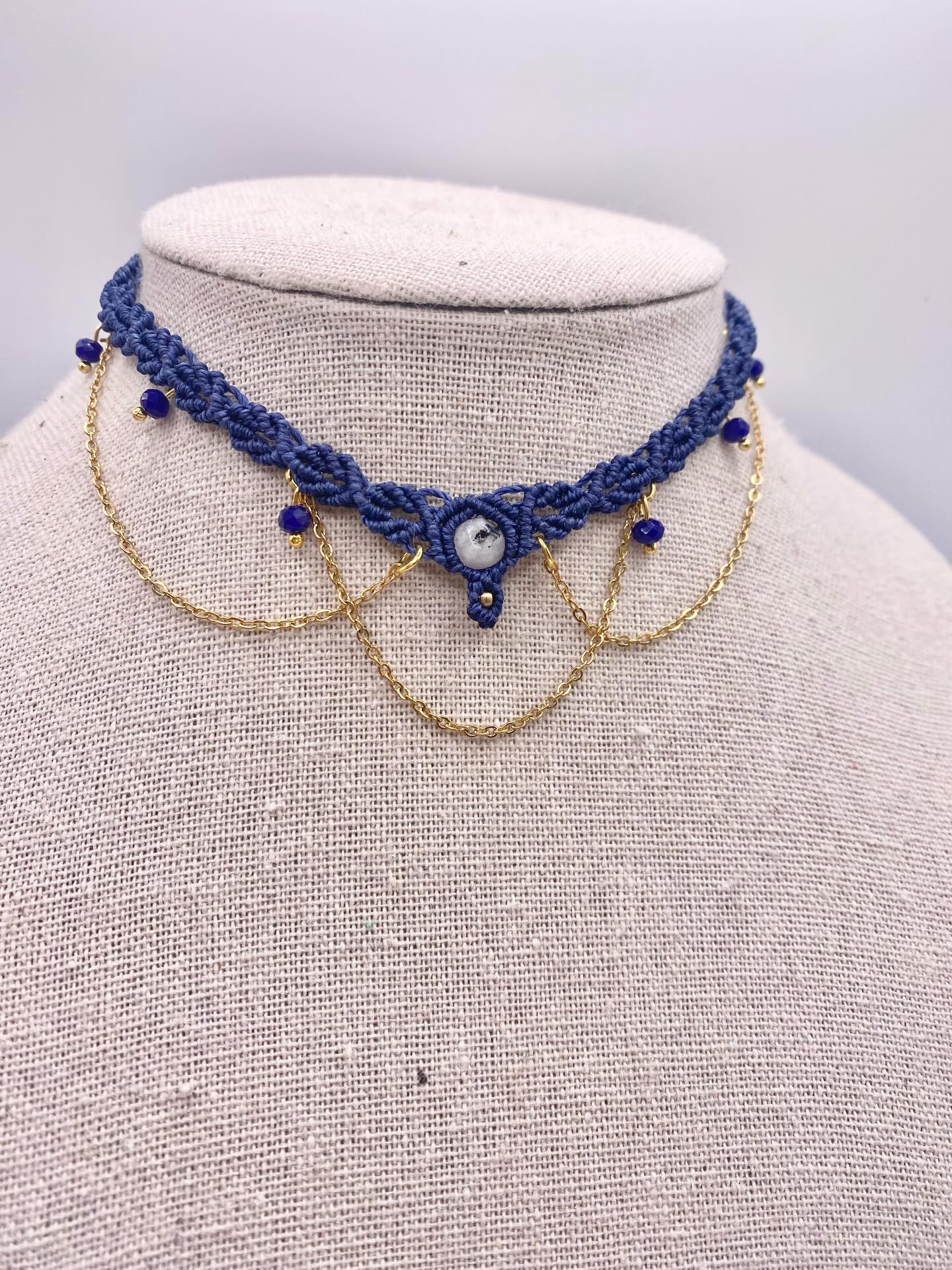 Les Heures Bleues,
c’est ce moment où le ciel devient profond, presque mystérieux.
Le lapis-lazuli impose sa présence.
La pierre de lune adoucit le tout d’une lumière subtile.
Et le doré vient réchauffer l’ensemble.
Un bijou fort, lumineux, qui traverse le temps.
Modèle unique dispo sur la boutique ✨