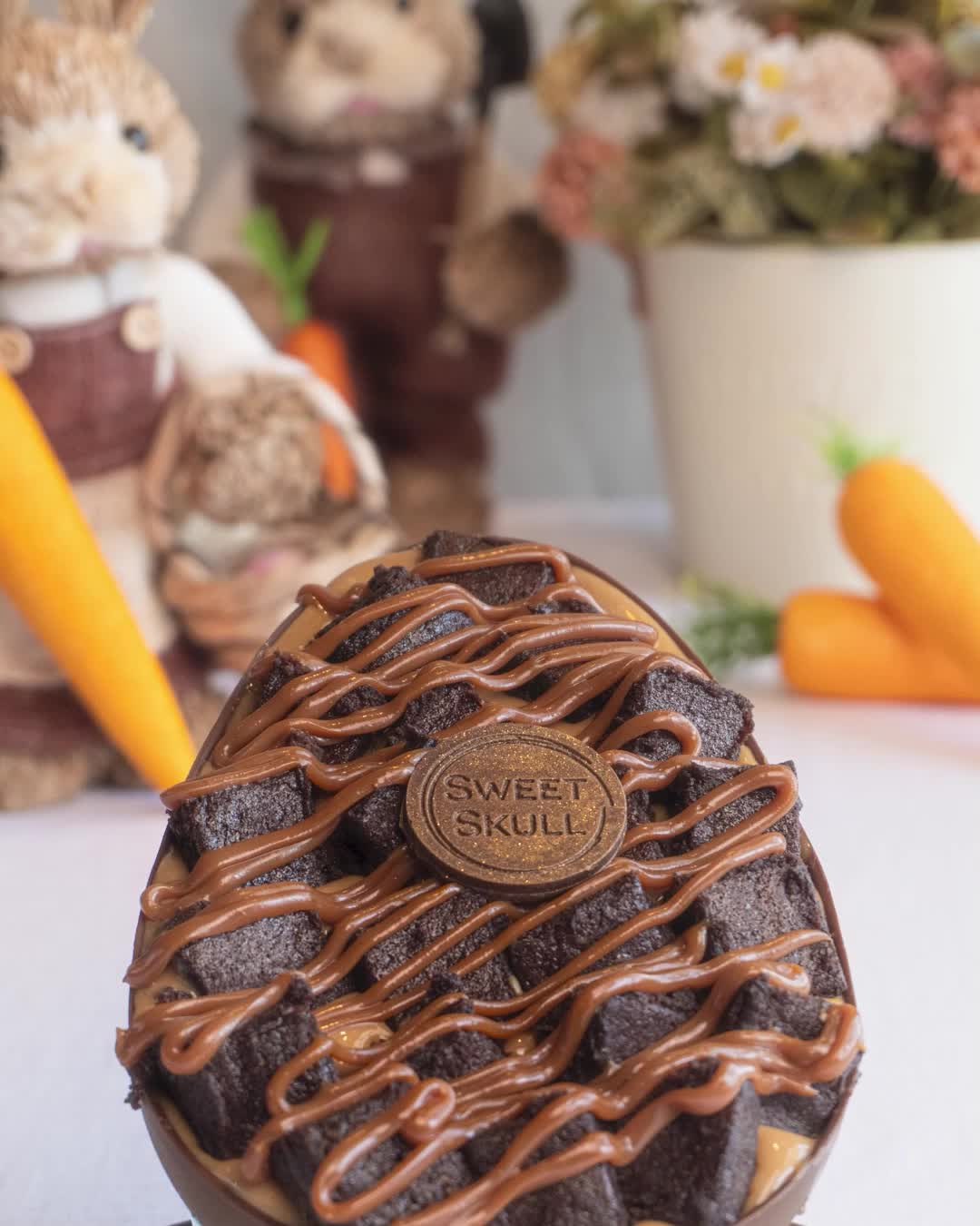 PĂSCOA SWEET SKULL 2026! đ°đ«
Ovo de Colher!đ
Brownie de Mel:
Casca blend com ganache cremosa de chocolate, muito doce de leite com toque de caramelo salgado e nosso delicioso brownie de especiarias (mel, cravo, canela e noz moscada).
Valor: R$129
Peso: 900g
đČ Peça pelo link na bio e garanta os seus!
#SweetSkull #ConfeitariaSkull #PĂĄscoa