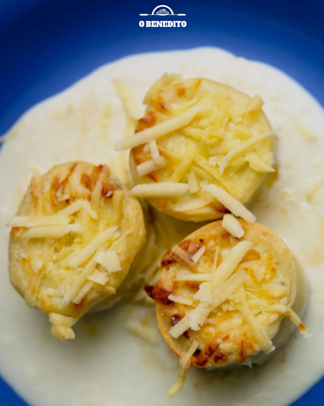 Nosso Rondelle de Ragu é simplesmente irresistível!
Leva massa tradicional de ovos e recheio de um delicioso ragu de carne bovina, feito em fogo baixo com ervas frescas, legumes selecionados e vinho tinto, ele conquista corações e paladares há anos.
É aquela opção perfeita, aconchegante e cheia de sabor para deixar seu fim de semana ainda mais especial!
Venha nos fazer uma visita e levar essa experiência que já virou tradição em nossa Casa.
#MassasArtesanais #Divinópolis #minasgerais