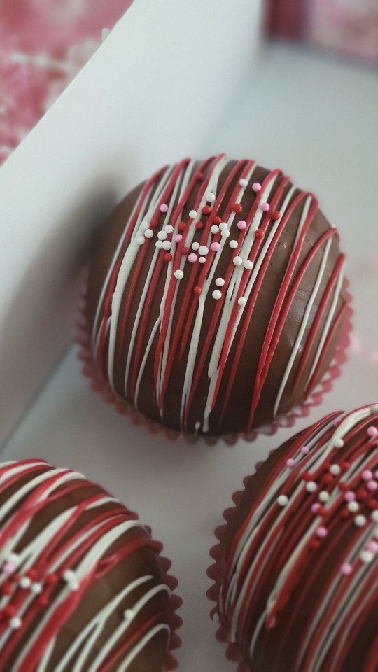 Florida winter is on its way out so giving a shout out to the cocoa bombs that kept us warm
#localbaker
#hotcocoabombs
#hotchocolate
#wintertreat
#desserts