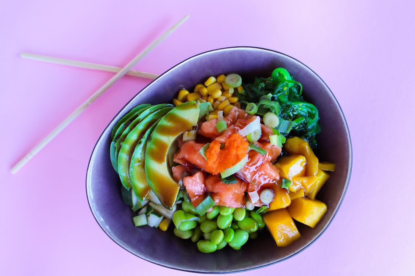 Singing Salmon 🐟
Salmon lovers, this one’s for you! 🔥🥢
Sushirice, mango, pickled cucumber, avocado, soybeans, wakame, corn, masago, teriyaki & spring onion
#bonwokkie #pokebowl #bonaire #food #restaurant
