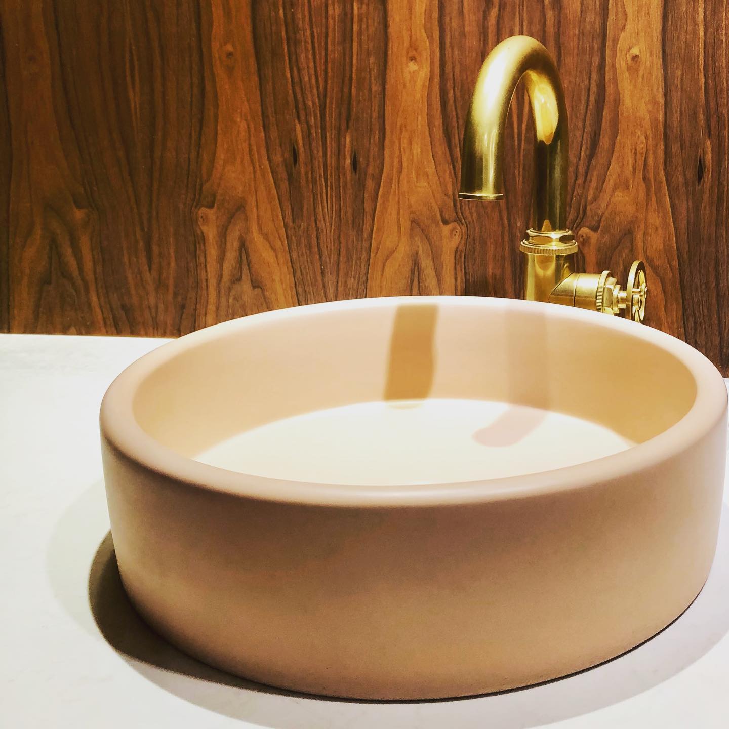 Stylish concrete sink from Australia’s @nood_co paired with burnished unlacquered brass faucet by @calfaucets available at @stylebathkitchen
#concrete
#dwell
#moderndesign