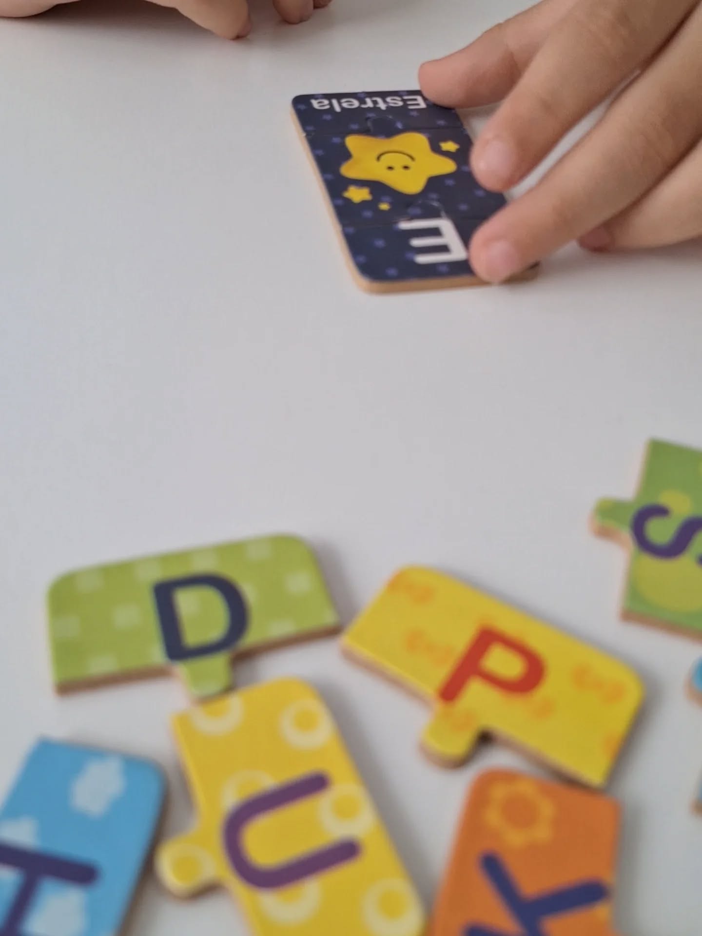 "O vídeo que você nos enviou nos surpreendeu o quanto ela estava segura na atividade com você".
Um dos pilares da minha força de trabalho no espaço clínico com a psicopedagogia é trazer regulação emocional para os pacientes.
Ouvir algo assim em uma orientação parental é ouro. É saber que a missão está sendo feita de forma respeitosa e humana, inclusive comigo e com a minha criança interior.
A verdade é que lidar com uma vida tão pequena e frágil além de desafiador, nos coloca frente a frente com quem ja fomos e nos tornamos. Nossos medos, dúvidas, desejos. Como nos frustramos um dia e como fomos acolhido perante a emoção.
Ser terapeuta de crianças e adolescentes é, antes de tudo, acolher a família. É ajudá-la a compreender que pode se tornar um espaço seguro e um suporte de regulação emocional tanto para si quanto para o outro.
Quando o adulto se regula, ele ensina, sustenta, fortalece e quando ele acolhe, transforma.
#psicopedagogia #psicopedagogiaclinica #tijucarj #inclusão #alfabetização