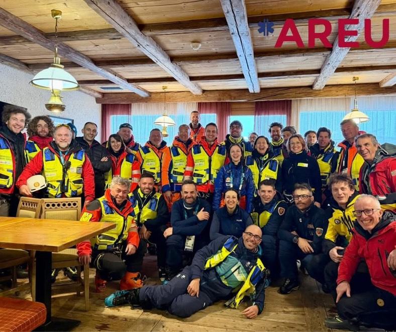 Si conclude un’altra settimana di servizio a Bormio, dove Croce Amica Basiglio ha continuato a garantire l’assistenza sanitaria in loco, nell’ambito delle attività legate alle Olimpiadi Invernali Milano-Cortina 2026. 🏔️🚑
In questi ultimi giorni si sono alternate ben 8 squadre, tra equipaggi in ambulanza, soccorritori appiedati operativi lungo tutto il percorso e personale logistico, sia nei giorni di gara sia nei giorni di stop, per garantire assistenza sanitaria ad atleti, pubblico e personale in servizio.
Oggi è arrivato l’ultimo cambio: siamo ormai alle fasi conclusive, pronti a garantire assistenza anche per l’ultima gara di domani. ⛷️🧡