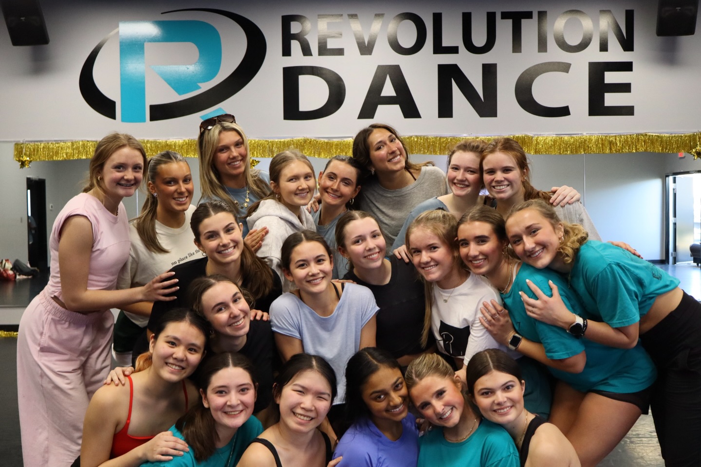Big hugs to our Senior Performance Team as they take on their first competition of the season today!! We are so proud of you🤍