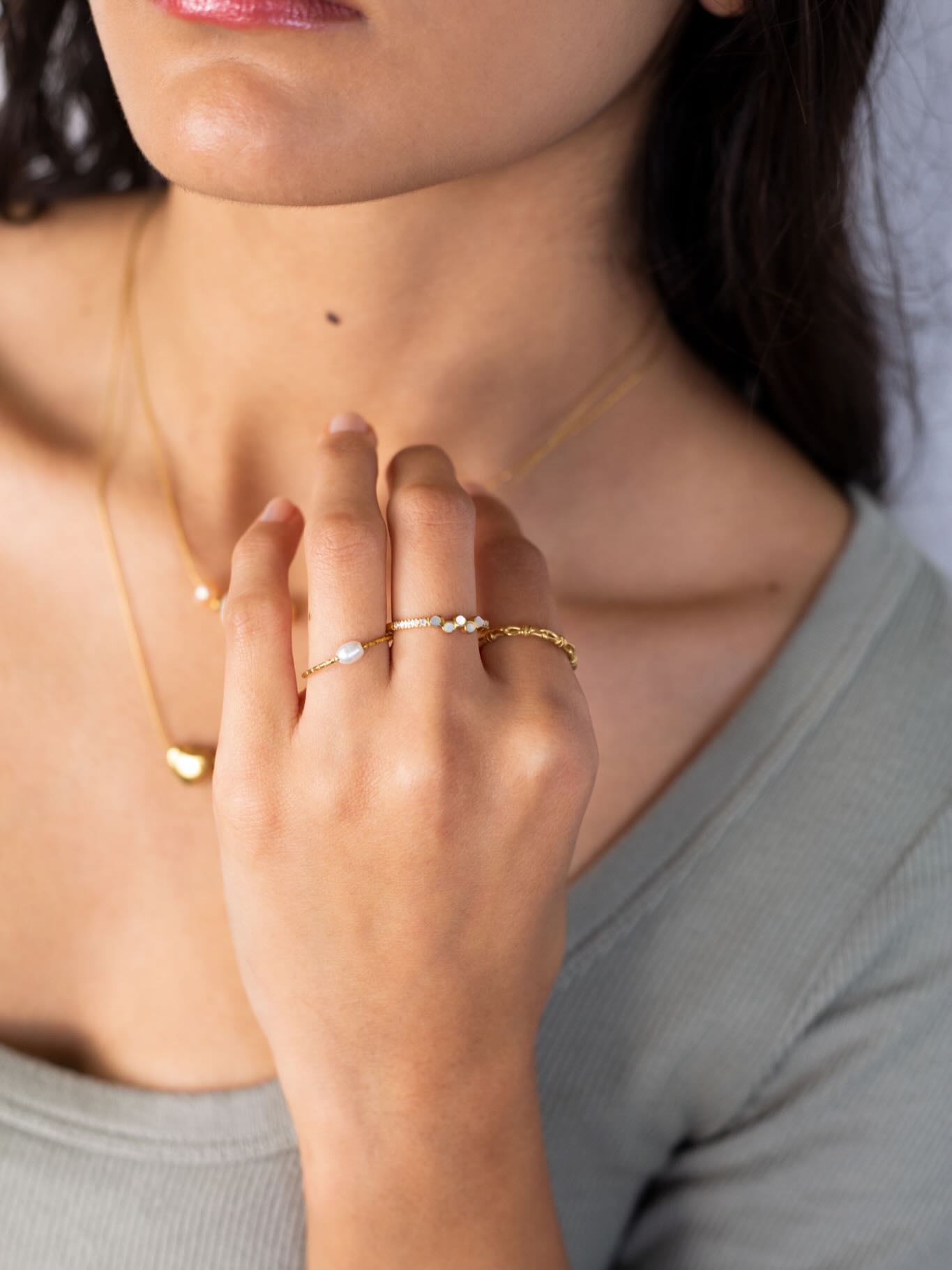 Serving soft glam with a side of durability ✨
Freshwater pearls + everyday stacks
Because cute should also be waterproof jewelry 💧
.
.
.
.
#seesea #lovefromthesea #waterproofjewelry #goldjewelry #freshwaterpearljewelry