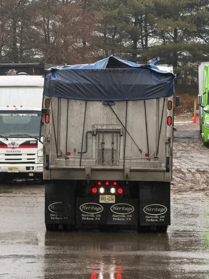 Friday’s are for f’ing something up! Driver had a load of sand dumped on his closed tarp… whoops! 😬
We removed and replaced the tarp and damaged components and had this driver back on the road to do it again!
Happy Friday!