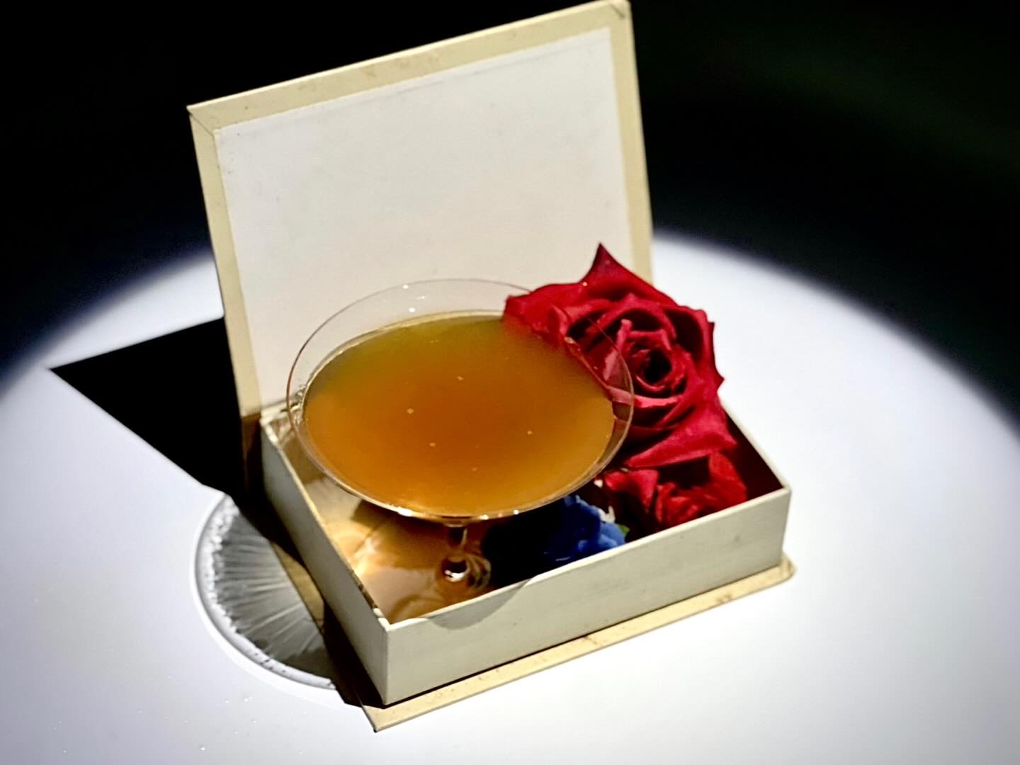 2月Re:Creation
Chocolate Martini
This cocktail boasts a beautiful aroma of cocoa, apple and black tea. However, being a variation on a martini, it has a high alcohol content. That is to say, every rose has its thorns.
#shinjuku#tokyo#新宿#西新宿#新