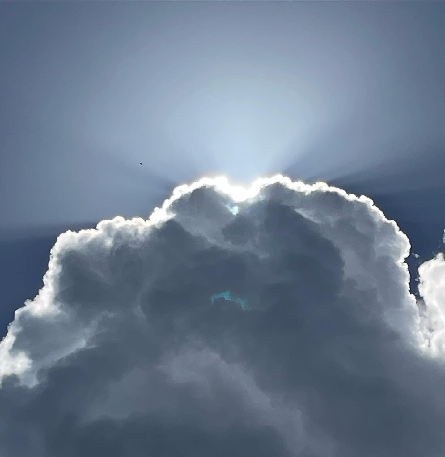 The Universe being amazing as usual. The light. Let the Sunshine βοΈ INβοΈ
πππ
ππ€π
#sunshine #in #light #clouds #universe #love #iloveyou