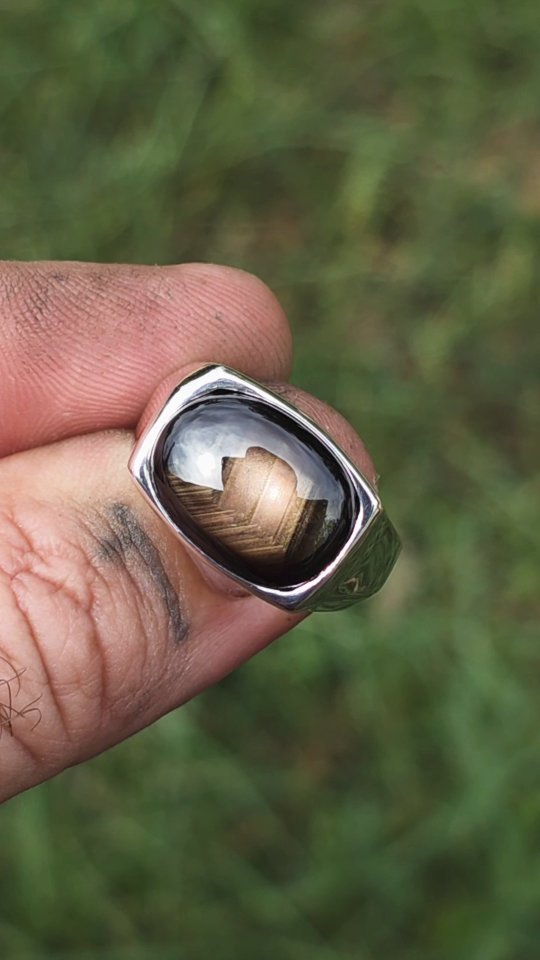 This custom silver signet features an incredible 14ct Australian cabochoned sapphire with an intense display of bold bronze sergeant stripes that step through the stones green interior displaying a one-off picture.
To view our available Sapphires, Fine Hand-made Jewellery and Custom Designs - DM, email sales@thehouseoffacets.com.au or visit our website to book an online or in-studio appointment today.
www.thehouseoffacets.com.au
#australiansapphire #mensring #starsapphire