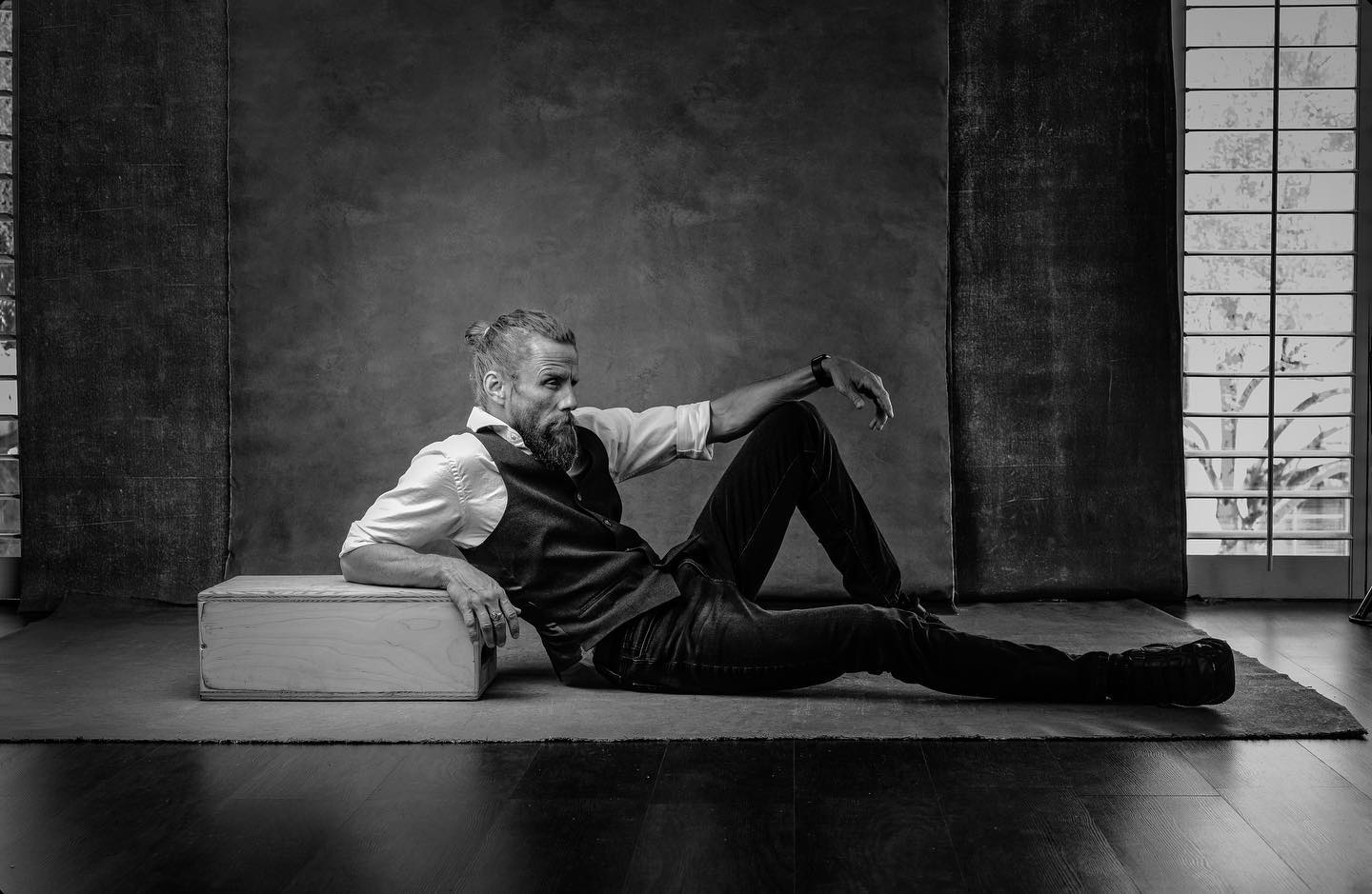 “A man who does not think for himself does not think at all.”
— Oscar Wilde
Self portrait.
Backdrops by @drops_by_david_lee
Now booking Fall 2023.