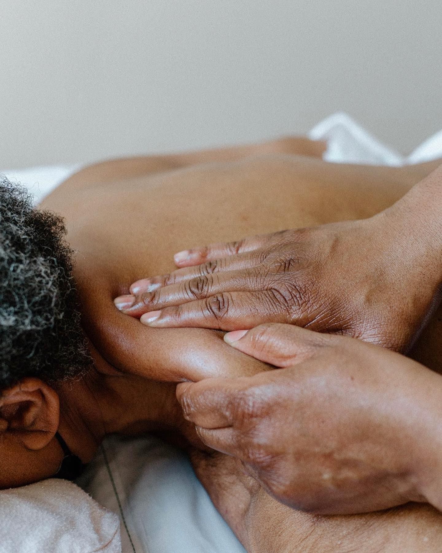 Don’t wait months and months to discuss an area of hurt.
Surprisingly enough, I often see clients come in after months of pain and discomfort.
Sure, taking some time is important so that you can sort out your own feelings and thoughts around the pain and discomfort is okay.
But from your favourite RMT to you, here's why you should not wait months to see a professional about pain or discomfort.
1️⃣ You allow whatever it is that is causing the pain to fester and it can take on a life of its own.
2️⃣ You’re living a lie in a way. When you're not addressing your pain and discomfort, you're lying to yourself and not giving other people the opportunity to help you! Like your RMT who isn't being given the opportunity to create a treatment that would best fit you and your needs.
2️⃣ When you leave pain and injury for a long time, it can become chronic, but if you start rehabbing it right away, you'll have more of a chance for a full recovery.
Does this sound familiar? Have you ever waited to have an injury or pain looked at? What was the outcome?