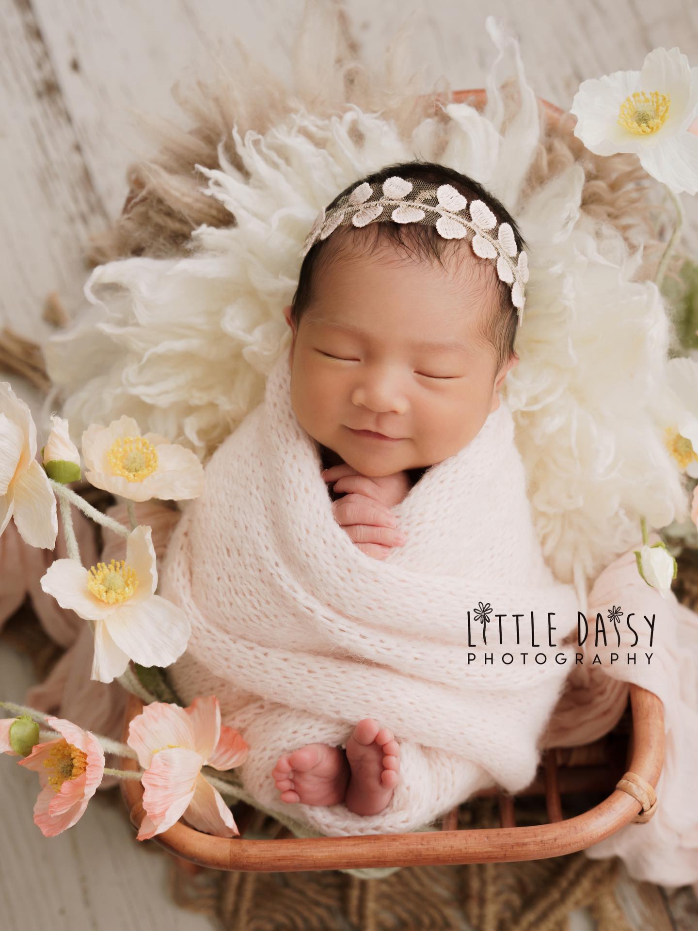 Surrounded by flowers but she’s the prettiest one in the frame 🌸🥹
#sglittledaisyphotography #sgnewborn #sgnewbornphotographer #sgnewbornphotography #newbornsingapore