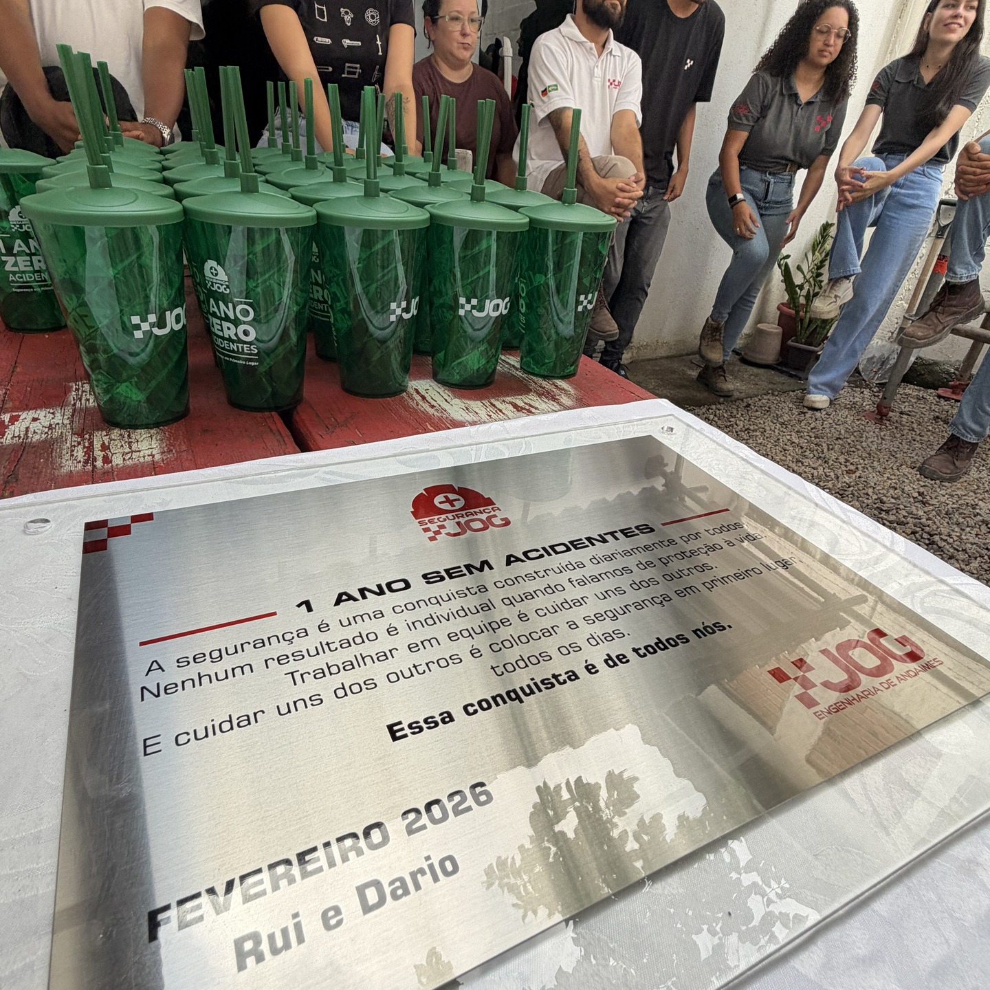 365 dias cuidando uns dos outros. 🛡️✨
Hoje a nossa sede no Rio de Janeiro celebra uma marca que vai muito além dos números: completamos 1 ano sem acidentes de trabalho!
Essa foto representa muito mais do que uma equipe unida; ela é o reflexo vivo de um dos nossos valores fundamentais: Segurança em primeiro lugar. No Rio, entendemos que nenhuma meta ou prazo é mais importante do que a integridade de quem faz acontecer. Esse marco só foi possível porque cada pessoa nessa imagem escolheu ser o guardião da própria vida e da vida do colega ao lado.
Nosso maior patrimônio não são as máquinas ou os processos, são as pessoas. Que venham muitos outros anos com foco, prevenção e o compromisso inegociável de manter a segurança sempre no topo das nossas prioridades.
Parabéns, time RJ! Vocês são a prova de que, quando o cuidado vem antes de tudo, o resultado aparece. 👏🚀
#SegurançaEmPrimeiroLugar #TimeRJ #ZeroAcidentes #CulturaDeSegurança #OrgulhoDePertencer