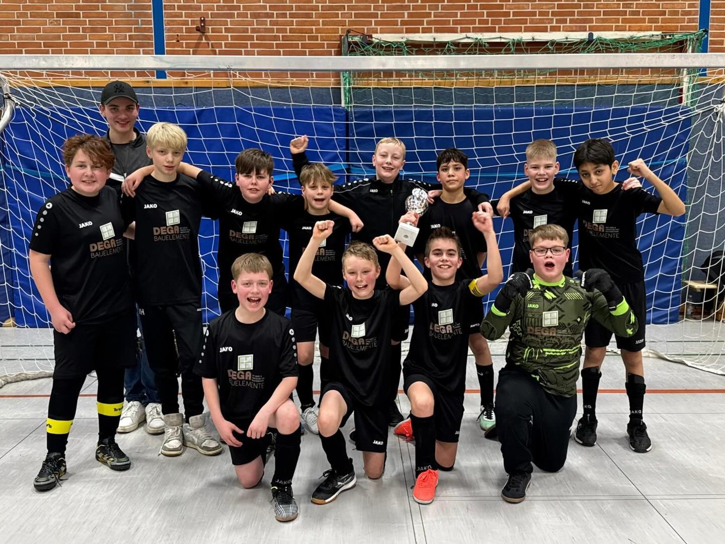 Unsere D-Jugend hat heute die Endrunde der Hallenrunde bestritten und sich am Ende einen großartigen zweiten Platz gesichert!
Wir sind stolz auf euch! 🖤💛