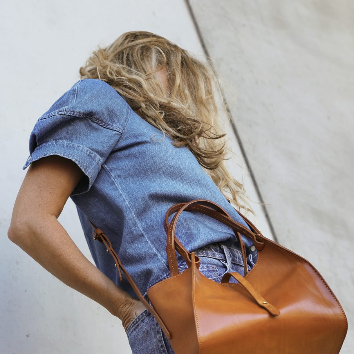 Gemacht fürs Leben- Shopper Rana small in karamell- Leder, das Geschichten sammelt.
#minimalstyle #slowfashion #crossbodybags