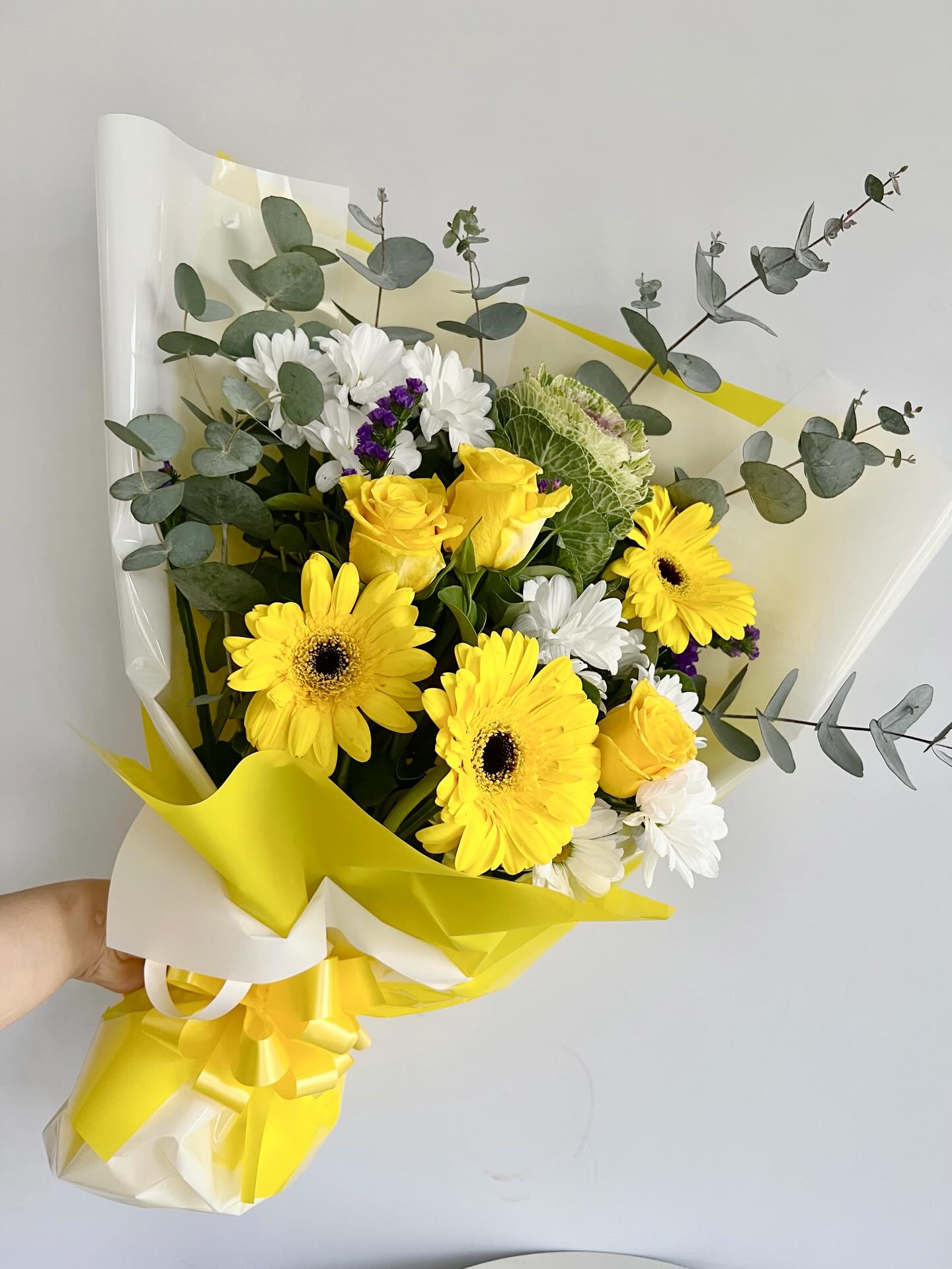 Sunday sunshine in full bloom 💛🌼 Nothing lifts the mood like a fresh burst of yellow to brighten your space and your week ahead. Let these golden petals bring warmth, positivity, and a little extra happiness to your Sunday.
#SundayBlooms #YellowFlowerVibes #FreshFlowerLove #BloomWithUs #FloralInspiration