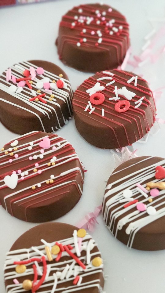 Oreos or Oreos and chocolate? Which would you vote for? I'm definitely in the chocolate and oreo camp.
#localbaker
#oreo
#cookielady
#desserts
#clearwater