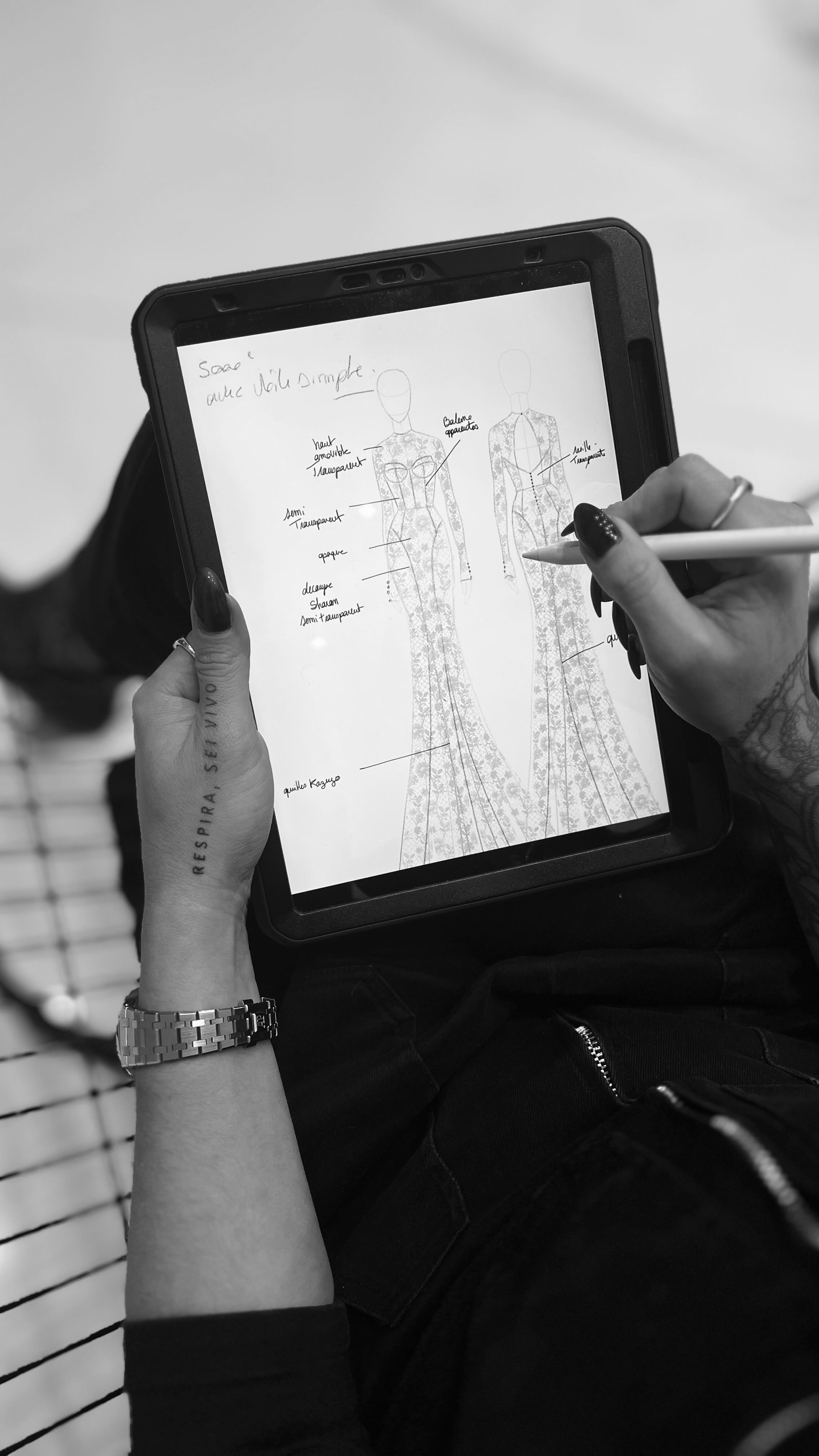 La personnalisation, c’est imaginer une robe de mariée pensée pour toi, en mêlant tes envies à mon regard de créatrice.
C’est pouvoir associer le haut d’un modèle avec le bas d’un autre, ajouter des manches, modifier une ligne, choisir la matière : dentelle, satin, broderie... Jusqu’à ce que chaque détail te ressemble.
Mais c’est aussi aller plus loin. Créer une robe unique, jamais vue, conçue à deux : toi et moi. Quelle que soit la forme : sirène, fluide, structurée ou aérienne, ou la matière : satin, dentelle, broderie... Chaque choix est réfléchi, ajusté, discuté.
Le résultat ? Une création sur-mesure et personnalisée, où la coupe, la matière et les finitions racontent ton histoire, pour que tu te sentes pleinement toi-même le jour de ton mariage.
Sur ces images, la belle Caroline a choisi l’ensemble de sa robe : la forme et ce beau tulle perlé… Et on ne peut pas plus sur-mesure 🤰
Merci @melanie.militello pour cette belle photo du jour J 🖤
✨ Envie de vivre l’expérience Manon Gontero ?
Écris-moi “ESSAYAGE” en commentaire ou en message privé.
#weddingdress #madeinfrance #robedemarieesurmesure #bridallook