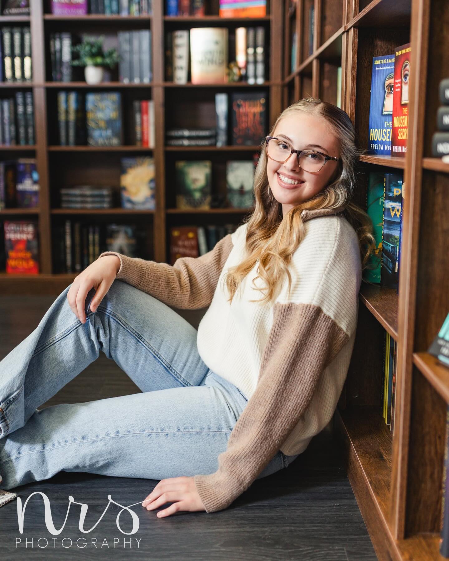 In love with the cutest new bookstore in Downtown Danville! Have you gone yet?! Tell me if you stop by and spot this (or other) photos in the shop! 🤭📖💕
#nrsseniorsandheadshots #SilkandSpine