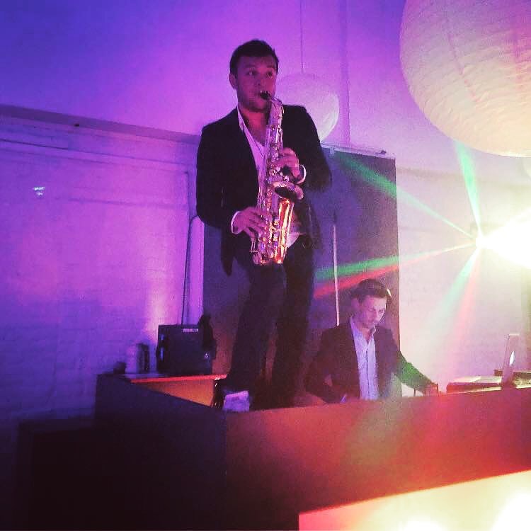 Wedding season is in full swing !
Special moment w/ my friend @symon_grard 🎷🎧
.
.
#sax #saxophone #saxplayer #henriselmerparis #selmer #axos #seles #altosax #saxanddj #dj #gottsu #electro #music #live #wedding #party #love #weddingday #lovemyjob #musician #musicianlife #music #pionnerdjs #symevents
