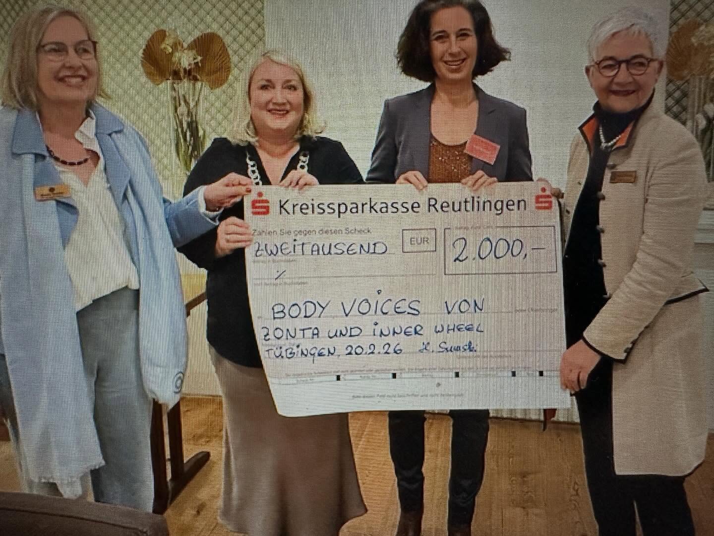 Die wunderbaren Frauen von Inner Wheel Reutlingen/Tübingen und Zonta Club of Tübingen unterstützen unsere Arbeit mit einer Spende von 2000,- EUR. Vielen Dank!
Danke auch an @frauenhelfenfrauen_tuebingen und @wirbelwind.rt für die wunderbare Zusammenarbeit.