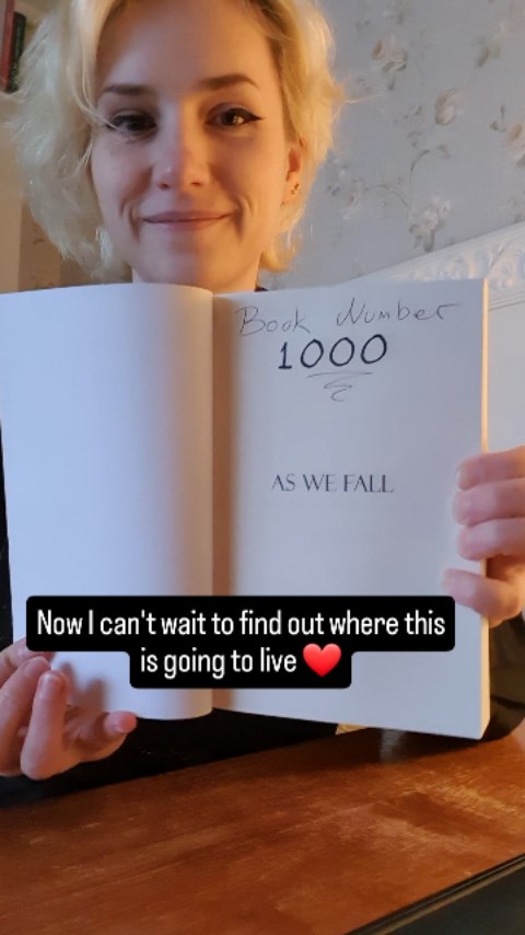 As We Fall is a đśđłď¸âđ MM fantasy romance novel with a gorgeous Ancient Rome inspired setting â¨ď¸ check out my last post on how to enter to get this specific copy đ
#bookstagram #mmromancebooks #fantasyreaders