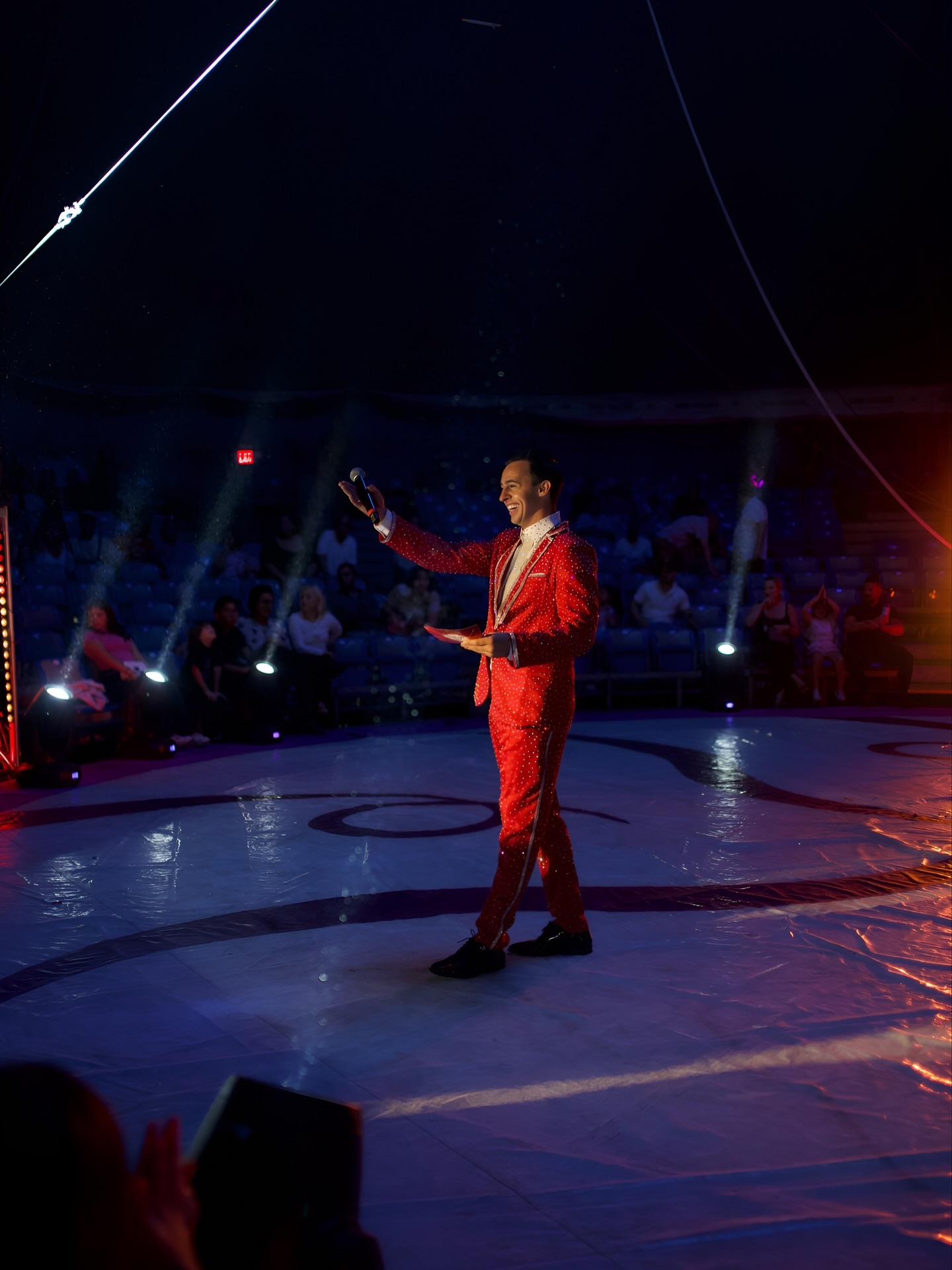 Building beyond the ring.
An International Circus Festival rooted in Las Vegas, for the community.