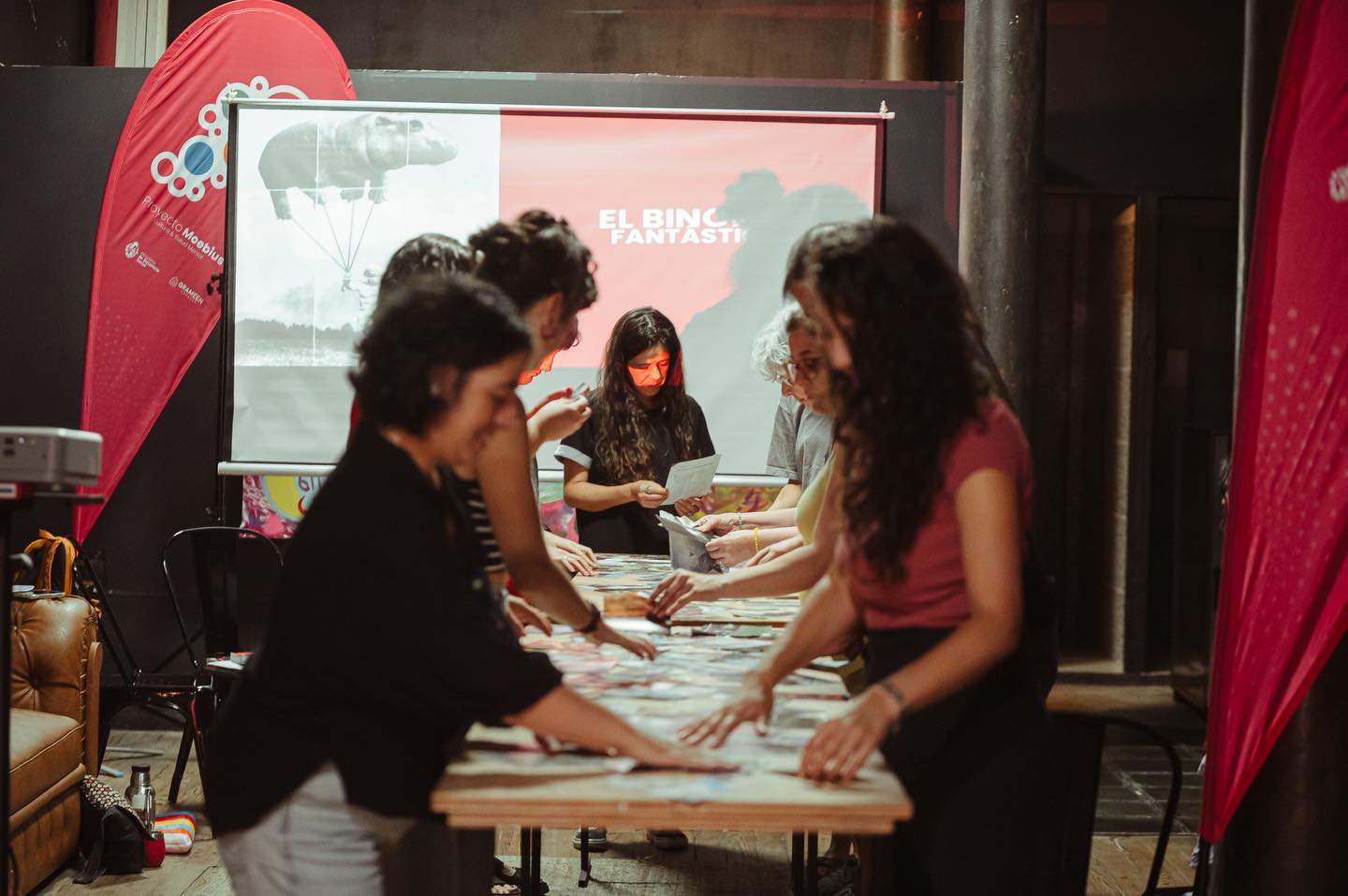📸 Bajo el lente de @altamirano.estudio les mostramos material del Seminario de Verano: “El sentido artístico en las prácticas sociales”, a cargo de la psicóloga y actriz Lia Jaluff.
💬 Compartimos también el testimonio de Manuela Larregui, Psicóloga, Tallerista de Plástica y participante: “Es un placer participar de este seminario donde se invita a pensar las prácticas laborales con un foco en la creatividad e imaginación como potencia. Un espacio de cuidado para la reflexión individual y una construcción colectiva. Destaco la conjugación de lo experiencial con el bagaje teórico que da sentido a lo abordado en cada encuentro”.
Con una gran convocatoria, el Seminario tuvo hoy su último encuentro, lo que nos llenó de alegría. ¡Gracias a todos los que participaron! 🙏🏼 🫂