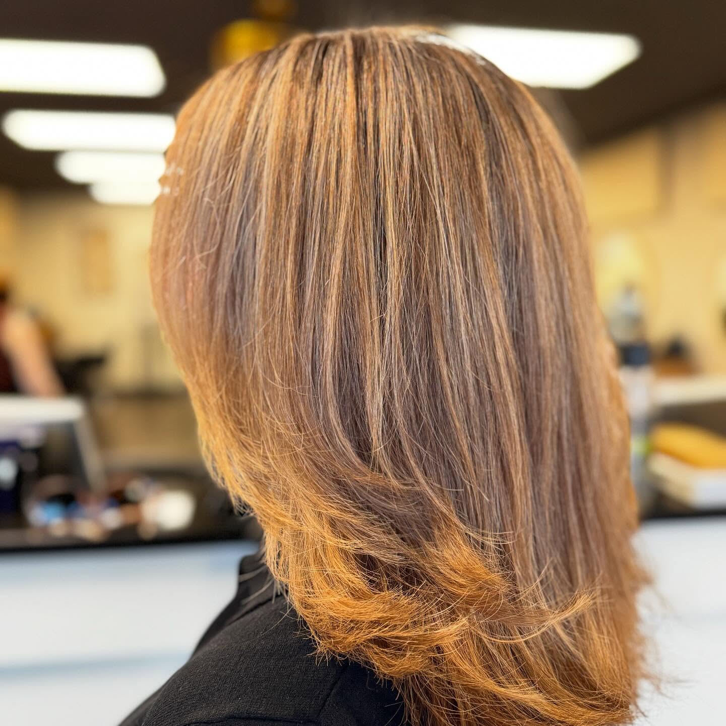 Fresh color + dimensional highlights + a precision cut and the kind of blowout that makes you cancel plans just to admire yourself a little longer.
Classy✨
Color by @styled_byviolet
Cut+Blo by @ksp_hair