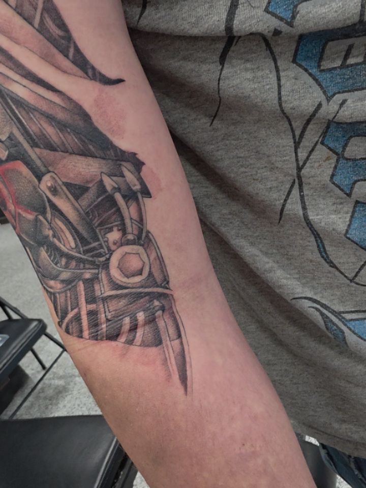 I'm still alive
Still listen to Nickelback
Still working on this sleeve, thanks JD for coming back
Still tattooing, just sucky at photos and posting
Still love y'all