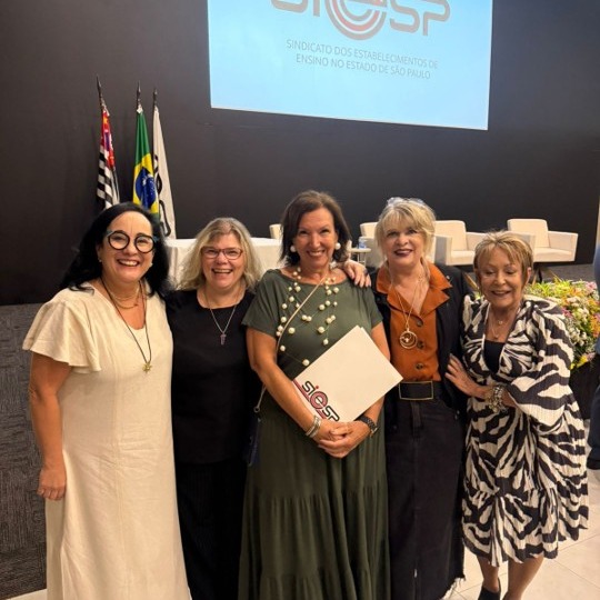 Foi uma honra participar da cerimônia de posse da nova diretoria do SIEEESP, um momento marcado por propósito, compromisso e renovação.
Parabéns à presidente Marlene Zanata Schneider e a toda a equipe que assume essa nobre responsabilidade de fortalecer a educação e representar as escolas com dedicação e visão.
A alegria foi ainda maior por compartilhar esse instante ao lado de pessoas tão especiais e comprometidas com a educação.
Também foi um prazer conhecer o Professor Lemos e sua filha Bruna Lemos, do SINEPE/CE, e conhecer o Professor Ademar Pereira
Que essa nova gestão seja marcada por diálogo, inovação e avanços significativos para a educação.
@reginastefano2015,
@divanipan,
e @cla_m_oliveira,
@marlenes_schneider
@ademarbatistapereira
@academe_app
#sieeesp #institutotaniaqueiroz #gestaoescolar #escolas #educadores #gestaoeducacional #sinepece