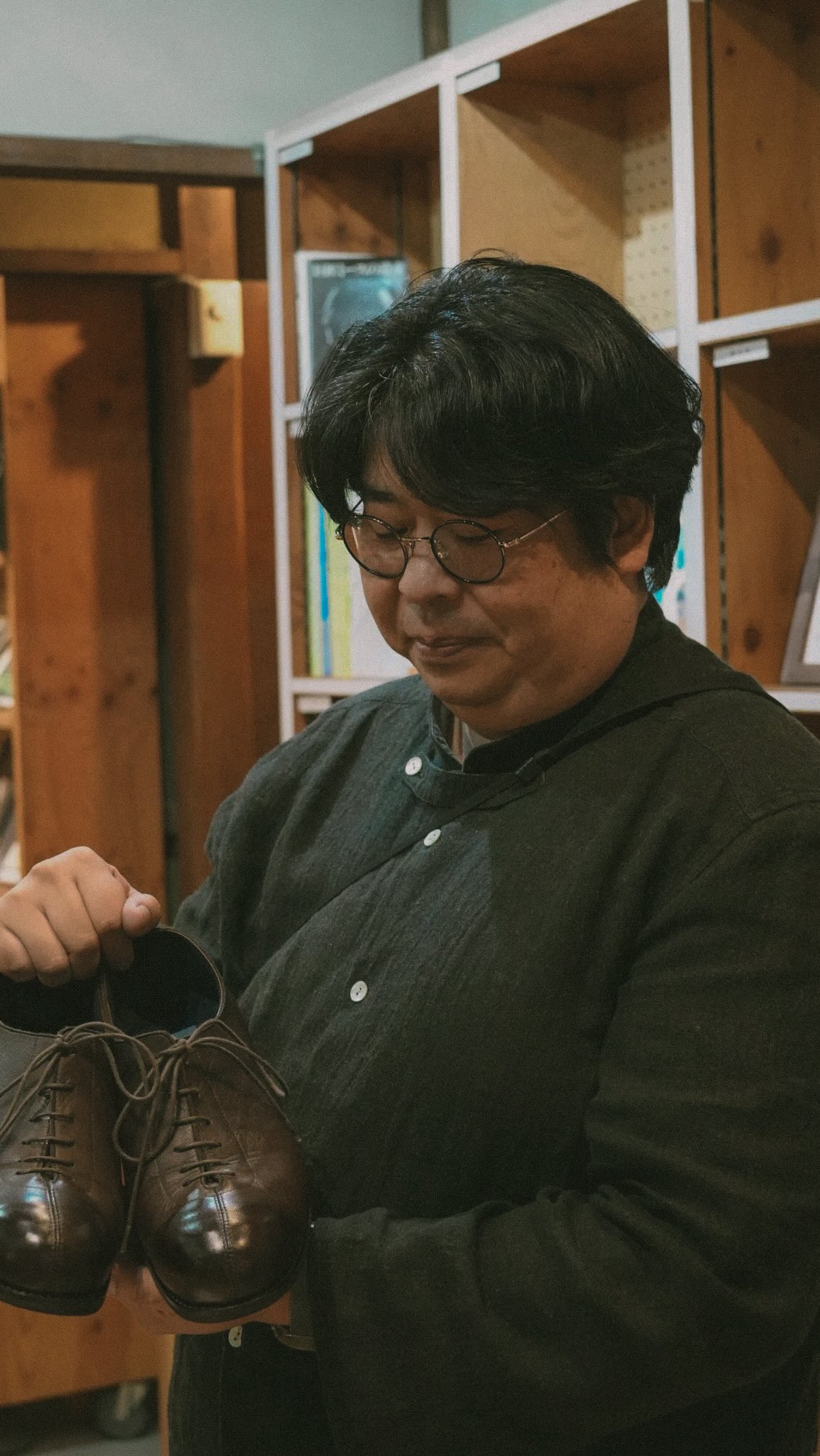 今回は、神奈川県大磯町「つきやま」を営む佐藤一樹さん。ギャラリー、本屋、カフェが合わさった複合商業施設。昔ここは〇〇として使われていた?佐藤さんが考えるものづくりの未来とは?
@tsukiyama_oiso
@auiao_design
YouTube視聴は概要欄のURLから!
このチャンネルでは、ものづくりの魅力をさらに広めていくことを目指して、NITENの職人やお取引様と協力してものづくりへの想いを発信していきます。NITENの靴に限らず、日本のものづくりをこのメディアブランドを通して、関心を持ってくださると幸いです。
=============================
つきやまBooks Arts & Crafts
住所:神奈川県中郡大磯町大磯1156
JR大磯駅から徒歩2分
公式サイト:https://oiso-tsukiyama.jimdofree.com
=============================
─────────────────────────────────
📍全国で革靴のオーダー会、サンプル販売会を実施中!
イベント予約はこちらから👉 https://order.2ten1ryu.com
2/25(水)〜3/1(日)大阪南堀江 quotidienne
2/27(金)〜3/1(日)茨城結城 cafeカヂノキ
3/3(火)〜9(月)高知 pourguoi cafe
3/6(金) 〜3/8(日)千葉浦安 どんぐりころころ
3/11(水)〜3/15(日)香川琴平sand sand stand
3/19(木)〜23(月)石川金沢 ISHITAYA
3/13(金)〜3/16(月)東京お茶の水 優美堂
3/19(木)〜23(月)神奈川大磯 ツキヤマ
3/25(水)〜3/29(日)三重名張 百代
3/26(木)〜3/29(日)山口光 Drogurie Ikeoka
👞運営ブランド(商品ラインナップ)
・二天一流総本舗:
@2ten1ryusouhonpo
・Five Rings:
@five_rings_collection
🙎♂️旅する靴職人
@shoe_mystar
@hachi.to.kutsu
📷撮影、取材、メディア運用者
@arven.studio.jp
─────────────────────────────────
#ものづくり #革靴 #niten #靴職人 #革製品