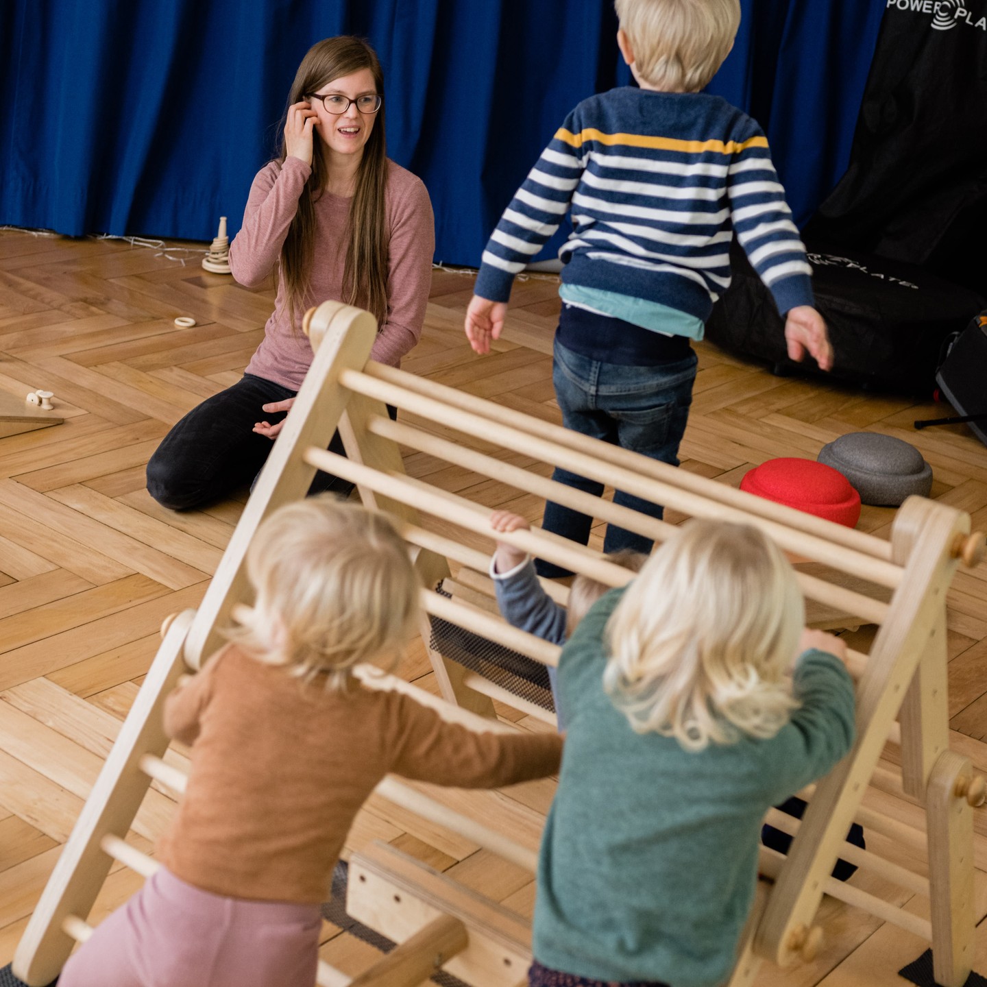 🌟 Entdecke die Magie des freien Spiels! Meine achtsamen Bewegungskurse in Biel/Bienne sind für dieses Alter ein sehr stärkendes Angebot:
• ENTDECKUNGSRAUM (6 - 24 Monate mit Eltern)
• ENTFALTUNGSRAUM (2-4 Jahre mit Eltern / 5-8 Jahre ohne Eltern) 🌟
🌟 Sehnst du dich nach mehr Entspannung im Alltag mit deinen Kindern? Möchtest du sie auf dem Weg ihrer Entfaltung begleiten und unterstützen ohne Auszubrennen? Und wünschst du dir gleichgesinnte Eltern, die ebenfalls bewusst und achtsam mit ihren Kindern unterwegs sind? 🌟
📆 Dann checke jetzt meine wöchentlichen Kurse oder die Termine der nächsten offenen SpielZeiten (1x im Monat an einem Wochenende) aus.
➡️ Link in Bio
Oder melde dich unverbindlich für eine Schnupperstunde an. Da kannst du dich mit meinem Bewegungsmaterial der Pädagogin E. Pikler vertraut machen und mich als Kursleiterin kennenlernen.
Du kannst gerne auch Fragen rund um die achtsame und bedürfnisorientierte Begleitung von Babys und Kindern mitbringen.
❤️ Es ist eine schöne Möglichkeit, vom anspruchsvollen Familienalltag aufzutanken und Gleichgesinnte zu treffen. Bzw. können die älteren Kinder ihre Fantasiewelten bauen und sich in Rollenspielen die Welt erschließen. Dabei achte ich auf eine sichere Gruppendynamik und Konfliktbegleitung, wo wir Emotionen ausdrücken dürfen und damit akzeptiert werden. ❤️
Ich freue mich schon darauf, dich und/oder dein Kind zu erleben.
🌈 Tauche ein in die Entspannung und den Genuss, den eine bewusste Elternschaft mit sich bringt. Gemeinsam werden wir eine besondere Zeit verbringen! 🌈
#entdeckungsraumbiel #entdeckungsraum #spielraum #entfaltungsraumbiel #entfaltungsraum #bielbienne #elki #muki #krabbelgruppe #spielgruppe #kinderbiel #freiesspiel #freispiel #bedürfnisorientiert #entspannung #achtsamkeitmitkindern #gewaltfreiekommunikation #piklerpädagogik #piklerinspired #hengstenbergpädagogik #perpetuummobiele #bielbienne #seeland