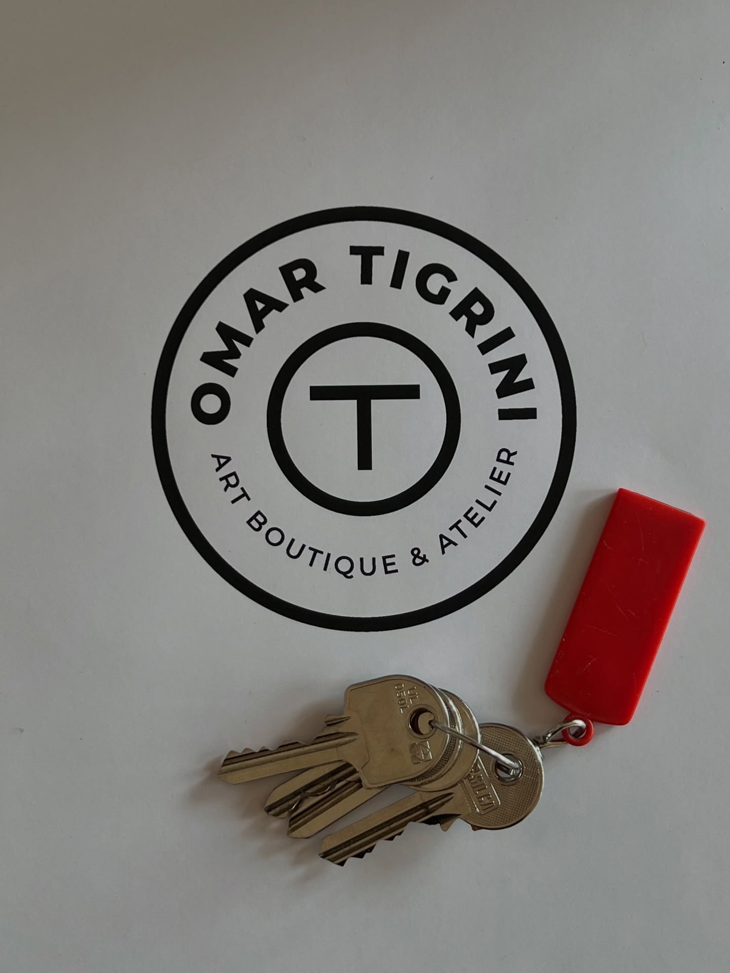 In questo mazzo di chiavi c’è molto più di una porta che si apre. 🗝️
Sono sparito per qualche giorno perché avevo bisogno di tranquillità per finire di dare forma a questo progetto, che ora posso finalmente annunciarvi: il mio atelier sta per nascere, nel cuore di Menaggio, sul Lago di Como.
È una di quelle scelte che fanno tremare le gambe e battere forte il cuore, ma poi arriva l’adrenalina e tutto diventa meraviglioso. Come ogni grande cambiamento, porta con sé dubbi e incertezze, ma la speranza e la determinazione sono molto più forti. 🤟🏽💪
Se tutto va bene, ci vediamo per l’inaugurazione sabato 21 marzo. Segnate la data, nei prossimi giorni vi darò la conferma definitiva! ✨
#openingsoon #lakecomo #atelier #contemporaryart #dreamsdocometrue