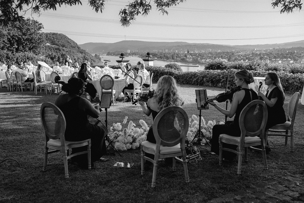 Last June unfolded like a love letter by the river 🌊🤍
Where the water hummed soft promises and the breeze carried secrets through silk and lace, A&S said yes to eachother. White florals bloomed against endless blue, as if the sky itself had RSVP’d. Every ribbon danced, every candle flickered, every glance lingered just a heartbeat longer than usual.
It felt like stepping into a whispered romance — all gentle glances, gloved hands, and stolen smiles beneath the summer sun.
A riverside reverie wrapped in ivory and sapphire, sealed with a kiss and a touch of timeless magic. ✨💙
#hochzeitsplanerfrankfurt #hochzeit2026
Photo: @kreativwedding
Planner: @ajaweddings
🪩www.ajaweddings.com
💌info@ajaweddings.com
#koblenzhochzeit #frankfurthochzeit #rheingauhochzeit