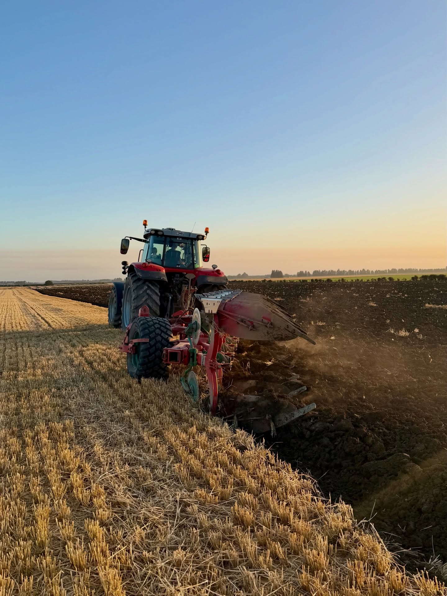 Evening light. Fresh furrows.
There’s nothing quite like a Canterbury sunset behind the plough.
#goldenhour #freshlyturned #staffordagriculture