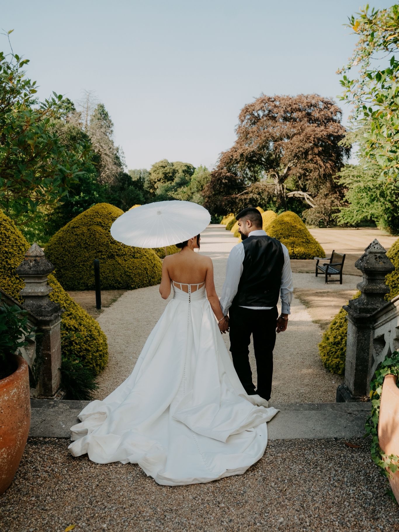 When your gorgeous bride @brionyjayy brightens up a drizzly Friday with the most stunning pics from her big day and it reminds you how beautiful summer weddings are ☺️💗👰♀️
Briony wore a beautiful @dandolondon dress at @manorbythelake and these gorgeous piccies were shot by @roseandthorn.uk
I’ll be back at Manor By The Lake very soon 🤍
Happy Friday! ✨
#cotswoldswedding #satinweddingdress #realbride #realwedding #happycouple